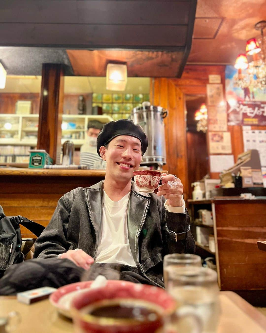 坂口涼太郎さんのインスタグラム写真 - (坂口涼太郎Instagram)「🌗🌃🏮🥂 みんなで古民家を借りて、宴会。 小津の映画みたいやった。 photo by always 漠さん📸  #正伝永源院  #六曜社  #punteggiatura」11月8日 0時09分 - ryotarosakaguchi