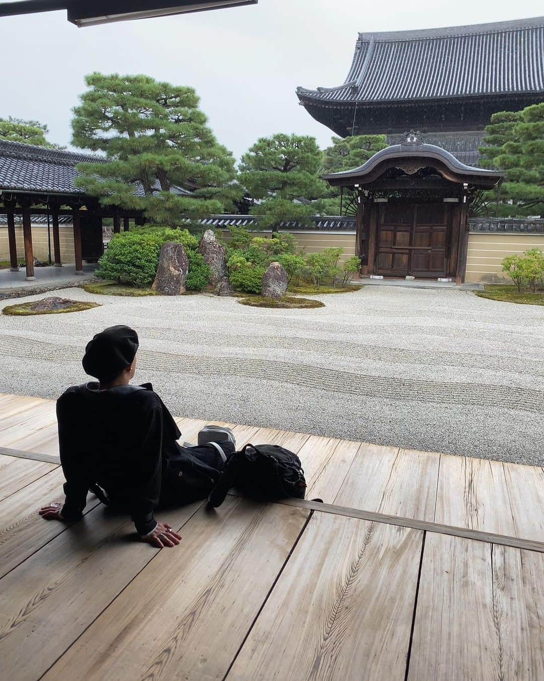 坂口涼太郎さんのインスタグラム写真 - (坂口涼太郎Instagram)「🌗🌃🏮🥂 みんなで古民家を借りて、宴会。 小津の映画みたいやった。 photo by always 漠さん📸  #正伝永源院  #六曜社  #punteggiatura」11月8日 0時09分 - ryotarosakaguchi