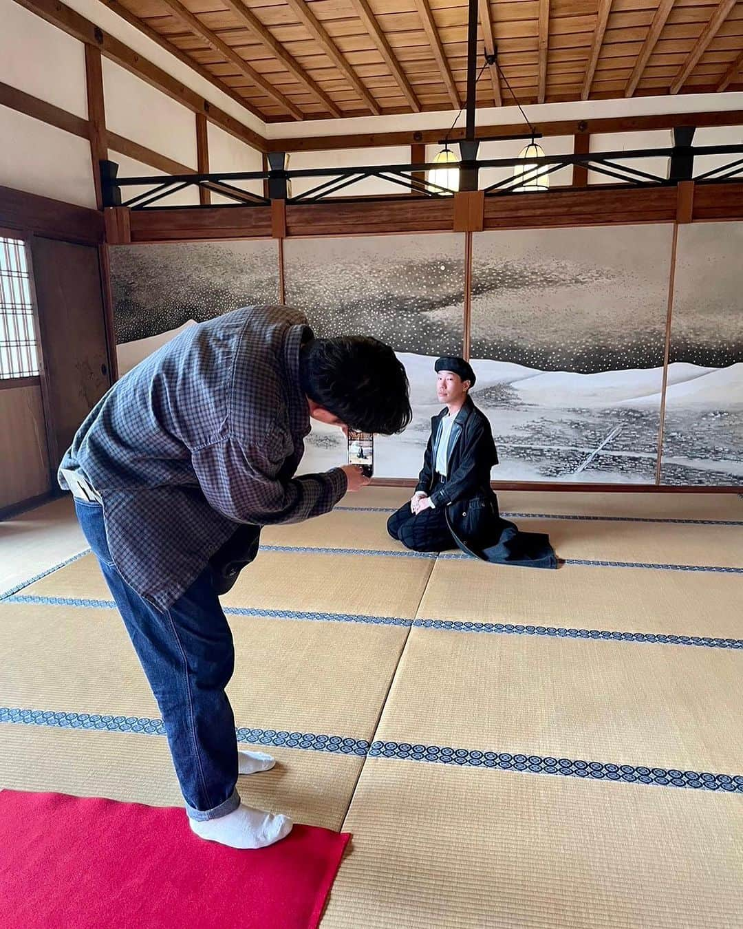 坂口涼太郎さんのインスタグラム写真 - (坂口涼太郎Instagram)「🌗🌃🏮🥂 みんなで古民家を借りて、宴会。 小津の映画みたいやった。 photo by always 漠さん📸  #正伝永源院  #六曜社  #punteggiatura」11月8日 0時09分 - ryotarosakaguchi