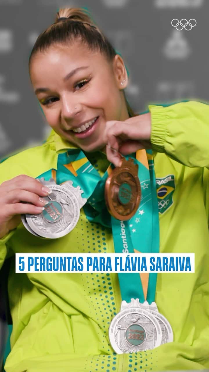 フラヴィア・サライヴァのインスタグラム：「O que não pode faltar na mala de viagem? 🤔 Quem é a colega de quarto ideal na Vila Olímpica? 🤔  @flavialopessaraiva responde às suas maiores dúvidas! 😁 @cbginastica @timebrasil」