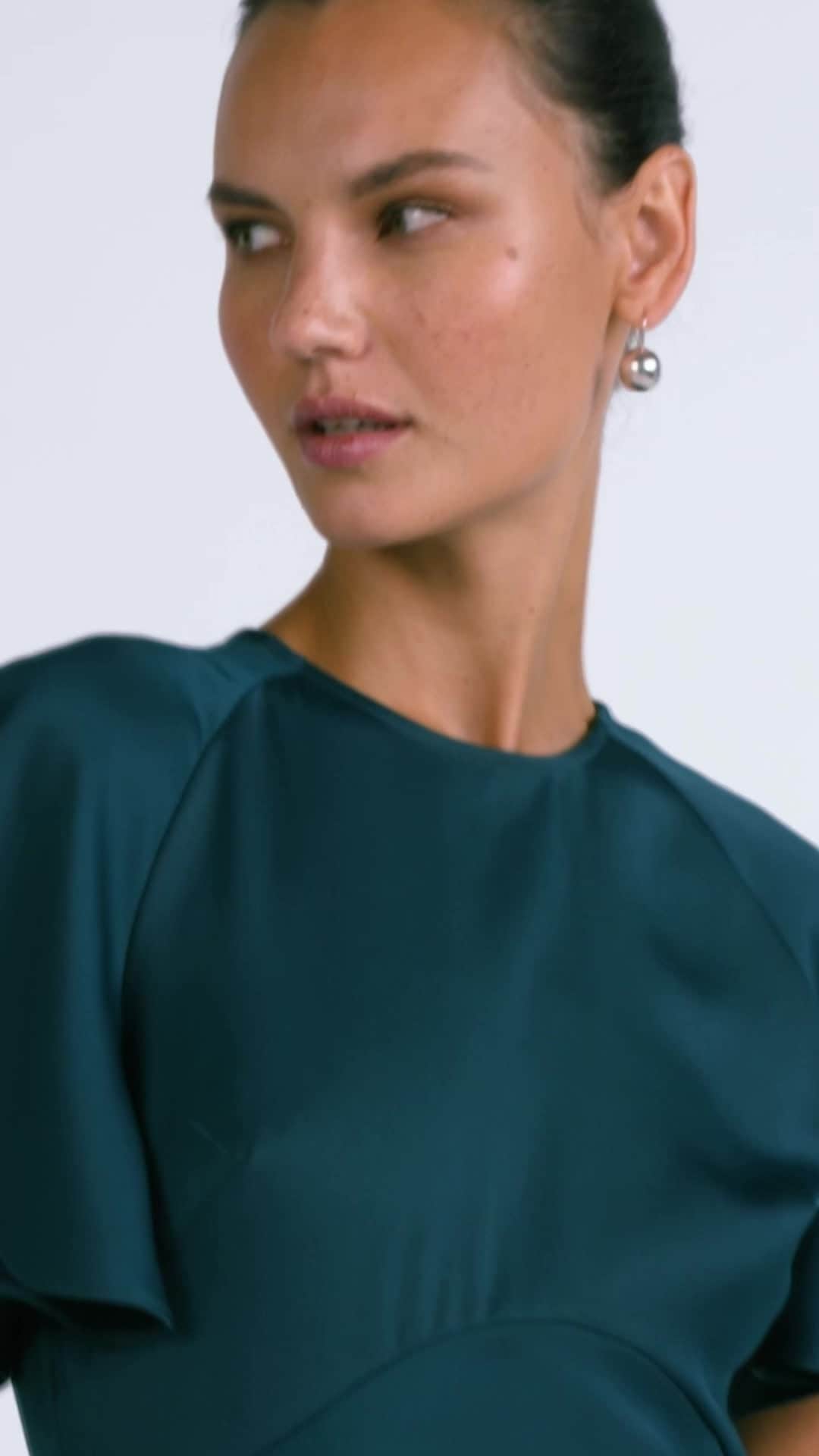 デレクラムのインスタグラム：「Timeless silhouettes and boldly beautiful lines make up our PreSpring 2024 collection. Shop it now. #DerekLam10Crosby」