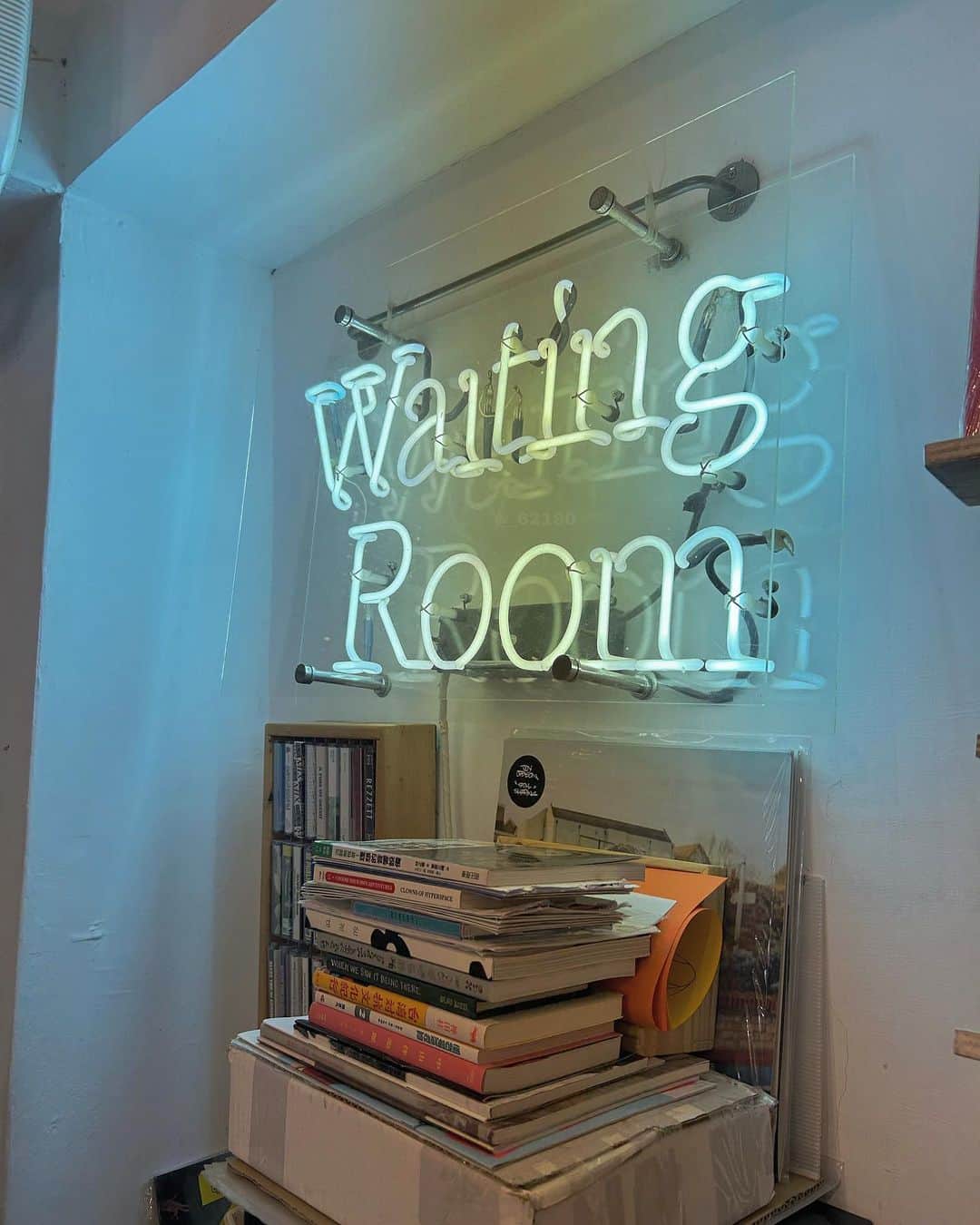 西村映美のインスタグラム：「#waitingroom」