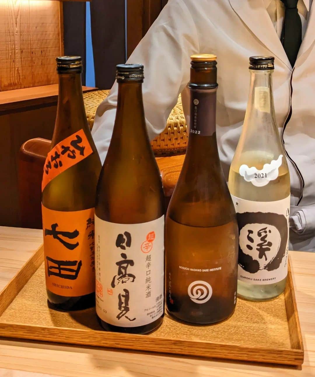 近藤淳子さんのインスタグラム写真 - (近藤淳子Instagram)「10月下旬　  鮨友でもあるあずささんと 恵比寿の鮨竹半若槻へ  異常気象ではあるものの 季節の繊細なうつろいを堪能できるお鮨は 心身にうっとり響く...🍣  来年の構想を練りつつ 口内は幸せで 日本酒も、良き塩梅にすすんでゆきました。  @azusa.segawa  #鮨竹半若槻 #次回は忘年会 #鮨と日本酒」11月8日 0時03分 - kondo_junko_