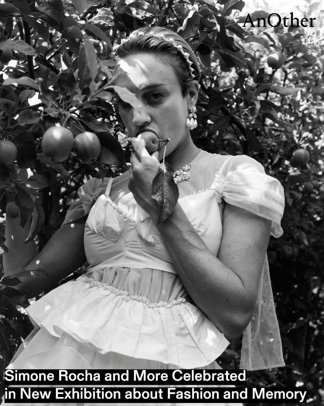 AnOther Magazineのインスタグラム：「A new exhibition in Antwerp explores the fascinating relationship between clothing and memory, with work by @simonerocha_, #LouiseBourgeois, #AnneTeresaDeKeersmaeker, @lailacooks,  @harleyweir, Martin Margiela and more on display 🫂⁠ ⁠ “I think it’s the right time for an exhibition on memory and garments,” the exhibition's curator @elisadewyngaert tells @violetc0nroy. “This is a sustainability story, but I didn’t want it to be too heavy for people. It’s very much linked to the fashion industry, but it’s more of a personal story.”⁠ ⁠ Read the full story at the link in bio 📲⁠ ⁠ 📸 Echo: Wrapped in Memory⁠ 1. #SimoneRocha Autumn/Winter 2019 © Photography by #HarleyWeir⁠ 2. Simone Rocha Spring/Summer 2022 © Photography by Jacob Lillis⁠ 4. #LouiseBourgeois – Blue Days, 1996. Private collection, New York. Photography by @shootart_nyc_la © The Easton Foundation/SABAM Belgium 2023⁠ 5. Louise Bourgeois in her home on 20th Street, New York, wearing her Helmut Lang coat, 2009. © @a.van.gelder, from the series Mumbling Beauty, Louise Bourgeois, 2008-2010⁠ 6. Anne Teresa De Keersmaeker/Rosas, Fase, Four Movements to the Music of Steve Reich, 1982, Anne Teresa De Keersmaeker © Photography by #HermanSorgeloos⁠ 7. @driesvannoten, Autumn/Winter 2021, Collection film choreographed by Anne Teresa De Keersmaeker © Photography by @caspersejersenstudio⁠」