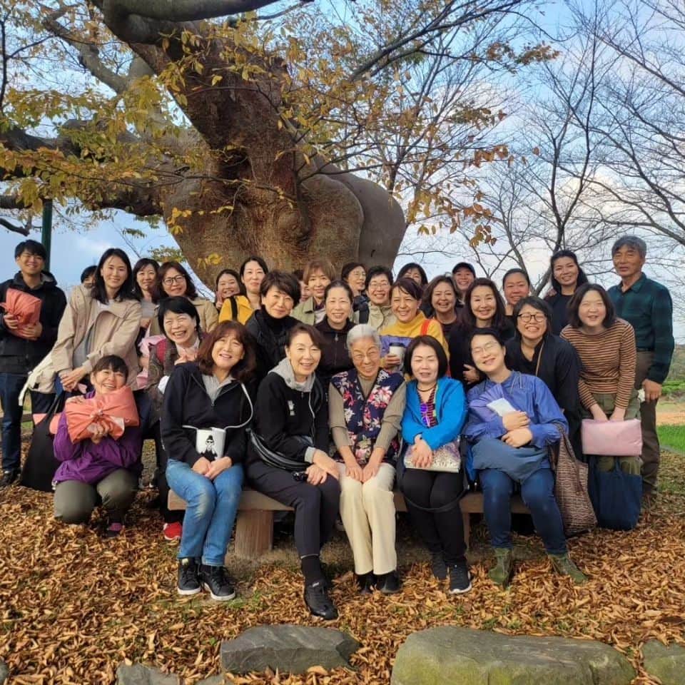 音無美紀子さんのインスタグラム写真 - (音無美紀子Instagram)「キムジャンツアー、集合写真の数々。 よく食べ、笑い、歩き、、、、 #大人の修学旅行。 #素敵な仲間 #素晴らしい姜先生と旦那様と娘さん。 #ミセスカン先生の料理教室」11月8日 0時04分 - mikikootonashi