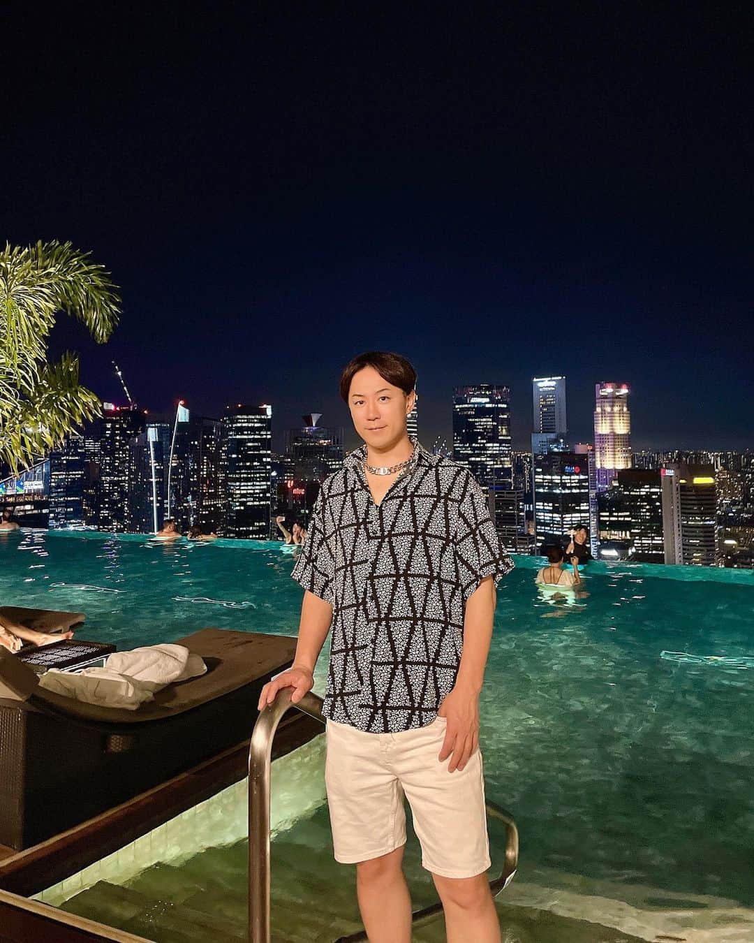 DJ DAIKI（若林大輝）のインスタグラム：「数年振りのシンガポールに到着🛩️🇸🇬 急遽だったので到着してからマリーナベイサンズ予約 シンガポールの綺麗な夜景を見れて 弾丸だけど来て良かったと思えた☺️心から感謝✨」