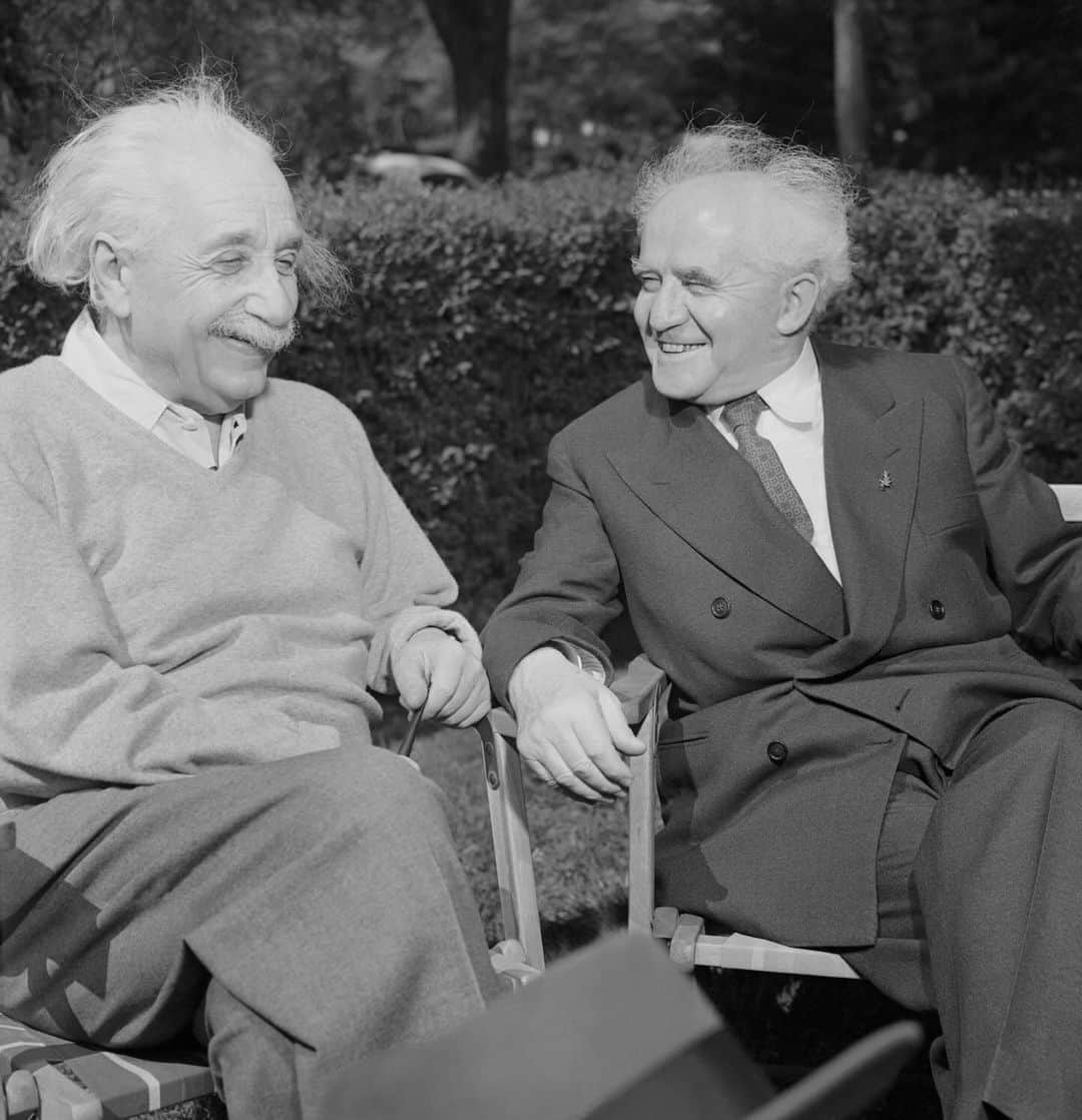 アルベルト・アインシュタインのインスタグラム：「“Keep your humorous attitude throughout life... Because very few human matters are endurable without humor. They even lose some of their ludicrousness through laughter.” - Albert Einstein」