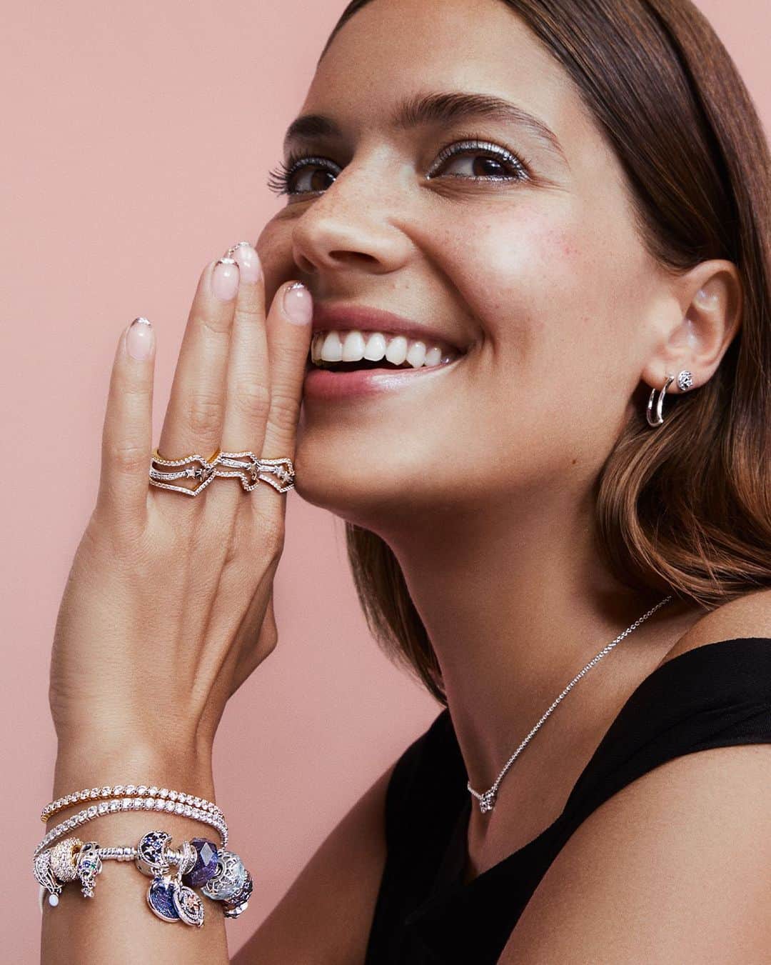 PANDORAのインスタグラム：「Psst: it’s never too early to find their perfect gift(s). Hint, hint – she wants the sparkly one. ✨ #LovesUnboxed #Pandora #Jewellery」