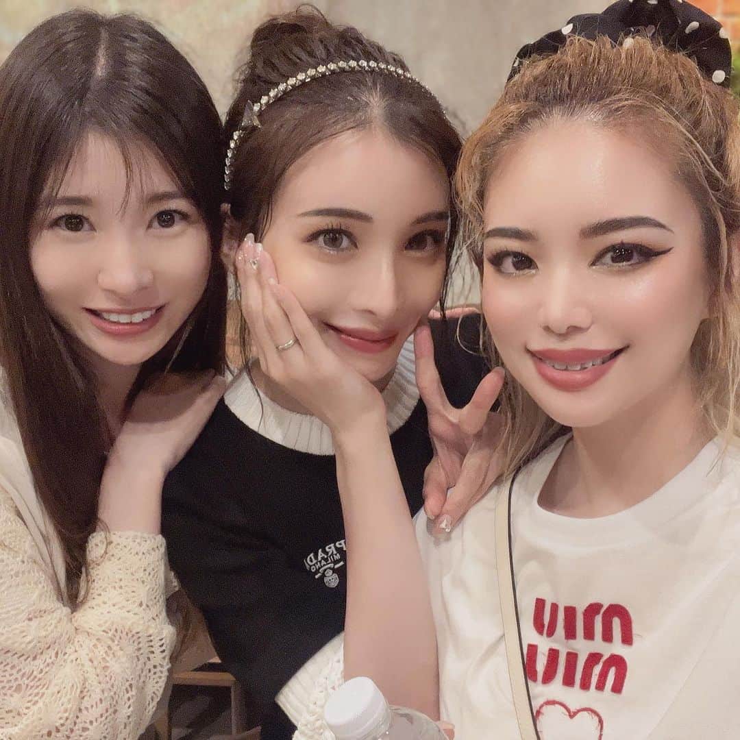 清水彩子のインスタグラム：「大阪といえばみゆうちゃんとメミちゃん❤️2人がいると何だか安心だし元気になるふたり❤️  #大阪  #いつかの思い出写真」