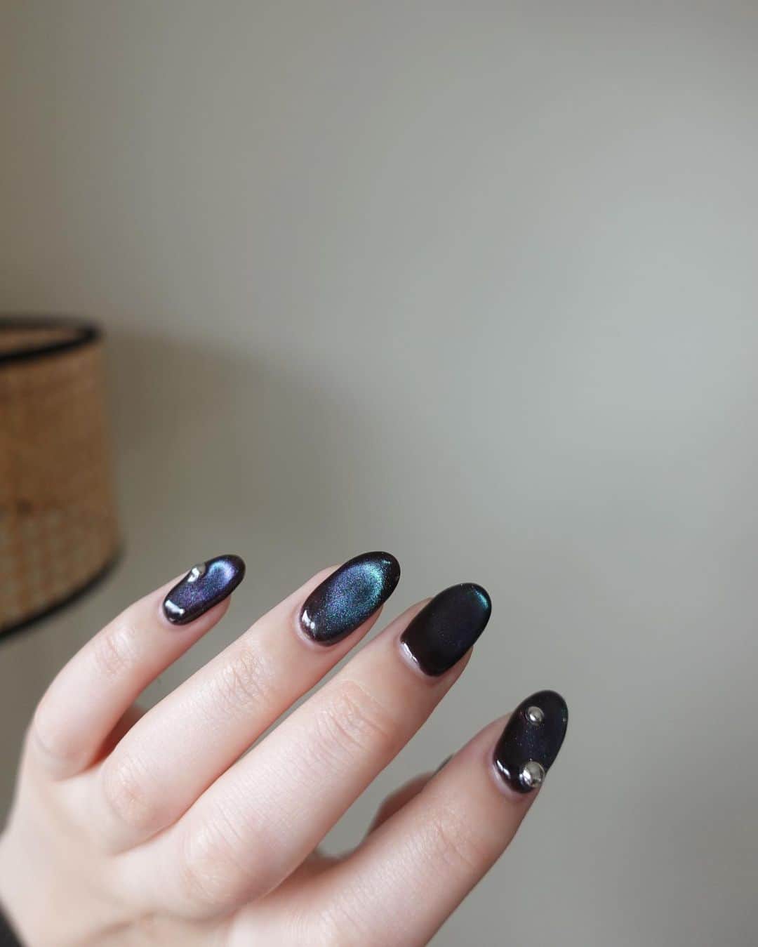 涼佳のインスタグラム：「New Nail👽💙  ブラウンベースにブルーのマグネット🧲 シルバーのパーツを散りばめてもらいました♡ 今回もなんだか宇宙っぽい🚀  #ニュアンスネイル #マグネットネイル」