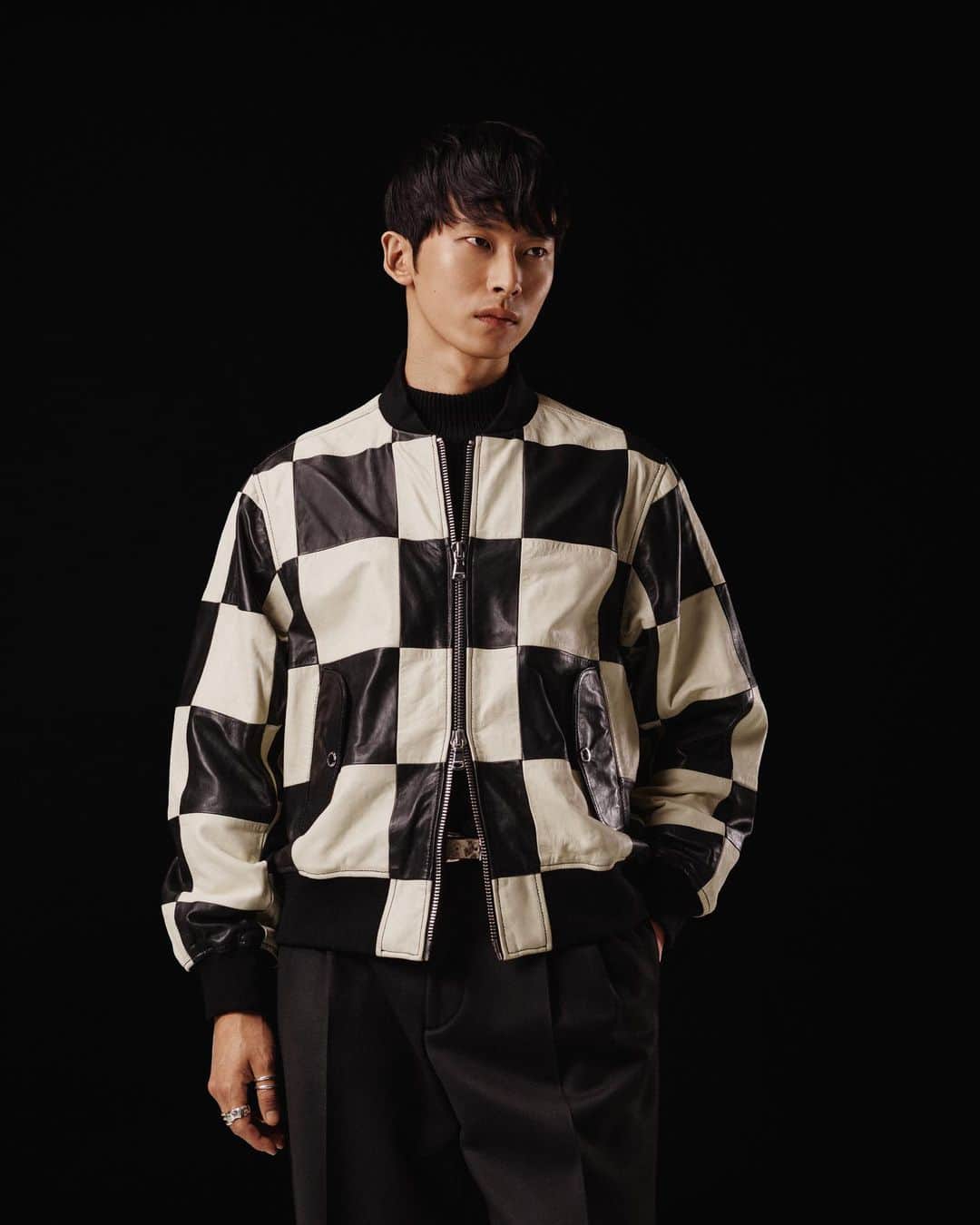 Jリンドバーグのインスタグラム：「Inspired by the soulful music of the 1960s, and the era's menswear silhouettes peppering the energy-packed dancehalls. Shop the new Winter Holiday collection at jlindeberg.com.」