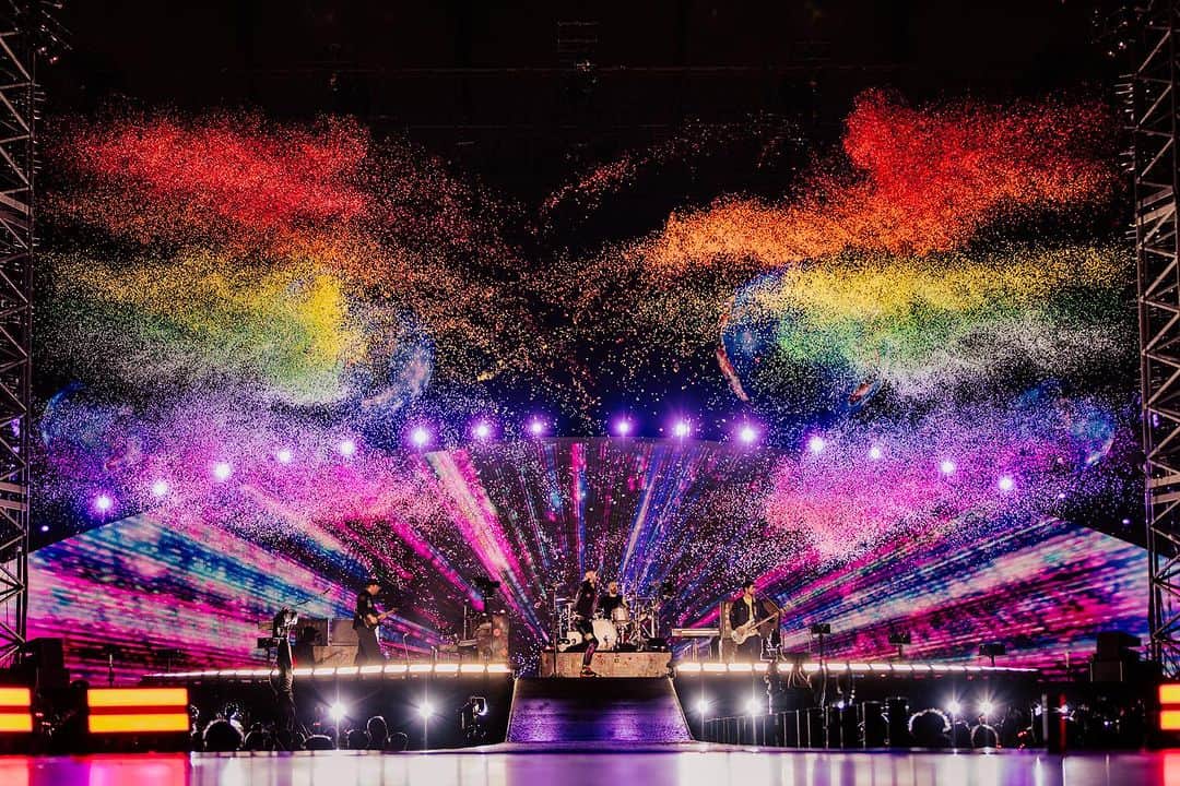 Coldplayのインスタグラム：「Arigatō for another incredible night, Tokyo✨💜   Show #116   📷 @annaleemedia  #ColdplayTokyo #Coldplay #MusicOfTheSpheresWorldTour」