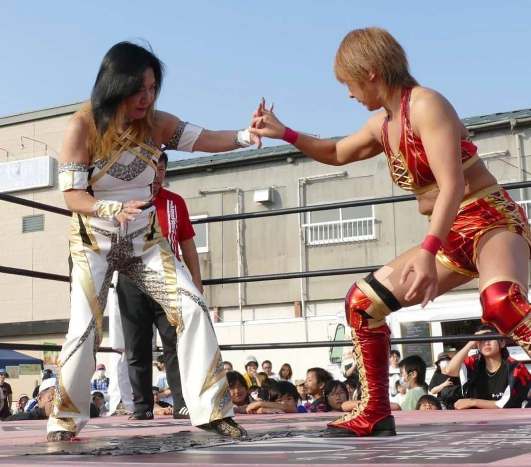 山縣優のインスタグラム：「栃木プロレス。⁡ 久しぶりに⁡ジャガーさんとタッグで対戦✨⁡⁡ ⁡⁡ ⁡わたしが産まれた年に、⁡ ジャガーさんはデビュー。⁡⁡ ⁡⁡ ⁡となれば、⁡ ⁡キャリア47年⁉️⁡ ⁡スゴすぎる。⁡ ⁡このキャリアで受け身取るんだぜ。⁡ ⁡ ⁡試合後の雑談で、⁡ ⁡「受け身が取れないならやめた方がいい」「動けないなら、やめた方がいい」と。 ⁡ジャガーさんとプロレスの話をするのが何気に楽しい(≧∇≦)⁡ ⁡大好きな先輩の1人です✨⁡⁡ ⁡ ⁡直属の間柄じゃないのに、⁡ 会えば、⁡いつも優しく笑顔で接してくれるんだ。⁡ ⁡「元気だったかい？」って。⁡⁡ ⁡こういうのって、嬉しいよね😊⁡ ⁡⁡  ⁡ ⁡⁡ ⁡」