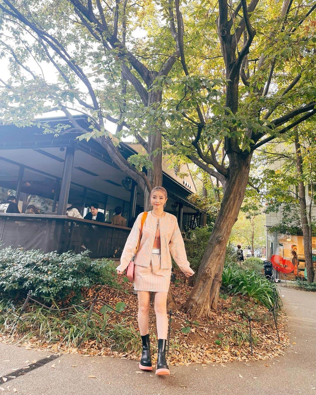 住谷杏奈さんのインスタグラム写真 - (住谷杏奈Instagram)「･ ･ というか私の本にも書いてるけど なにかひとつ捨てると、 なにかひとつ新しいものが入ってくる♡ ･ 捨てるのって勿体ないなって思うかもだけど、 捨てることでもっともっといいものが自分のものになるの♡ ･ そこで勇気がでなくて捨てられない人は 新しいもっともっといいものを手にできない。 絶対これみんなに当てはまる。 ･ 私達人間もスマホとかパソコンとかと一緒で 容量って決まっているの。 だから常に整理をして容量を少しあけておけば ふとした時に巡ってくるチャンスを掴める！ ･ 物も人も。 ･ ･ 詳しくは"今日死んで、明日を生きる。"で･･･📕 (突然の宣伝ごめんなさい🤣) ･ なんか最近の出来事思い返してみたら、 やっぱりこの事がしっくりきたの。 ･ 𝘨𝘰𝘰𝘥 𝘯𝘪𝘨𝘩𝘵 ☁️ 𓈒𓂂𓏸 ･ あ、ゲリラライブ2日目やった 11月はできるだけライブやるって神に誓ったの😇✨💕 出会えた方はよろしくお願いいたします🙏」11月8日 0時19分 - annasumitani