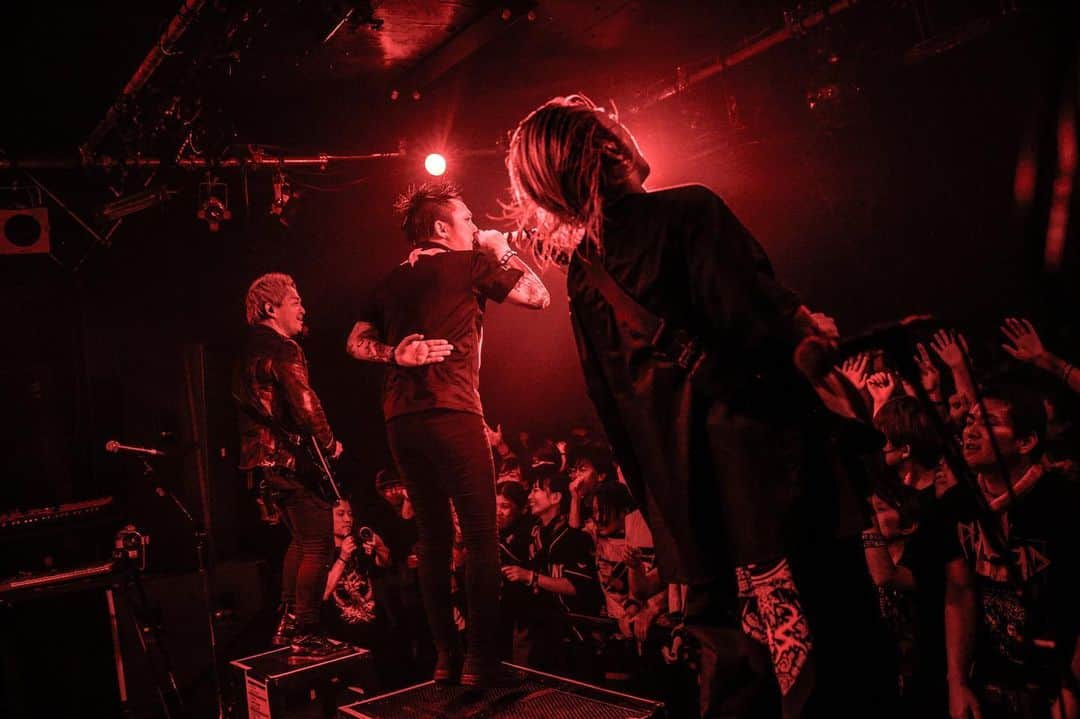 MAH のインスタグラム：「SiM “PLAYDEAD” WORLD TOUR SEASON 1 in 🇯🇵 Day 7 at club Change Wave Morioka, Iwate.  #SiM #PLAYDEAD #NOISEMAKER  📷 @koheisuzukiphoto」