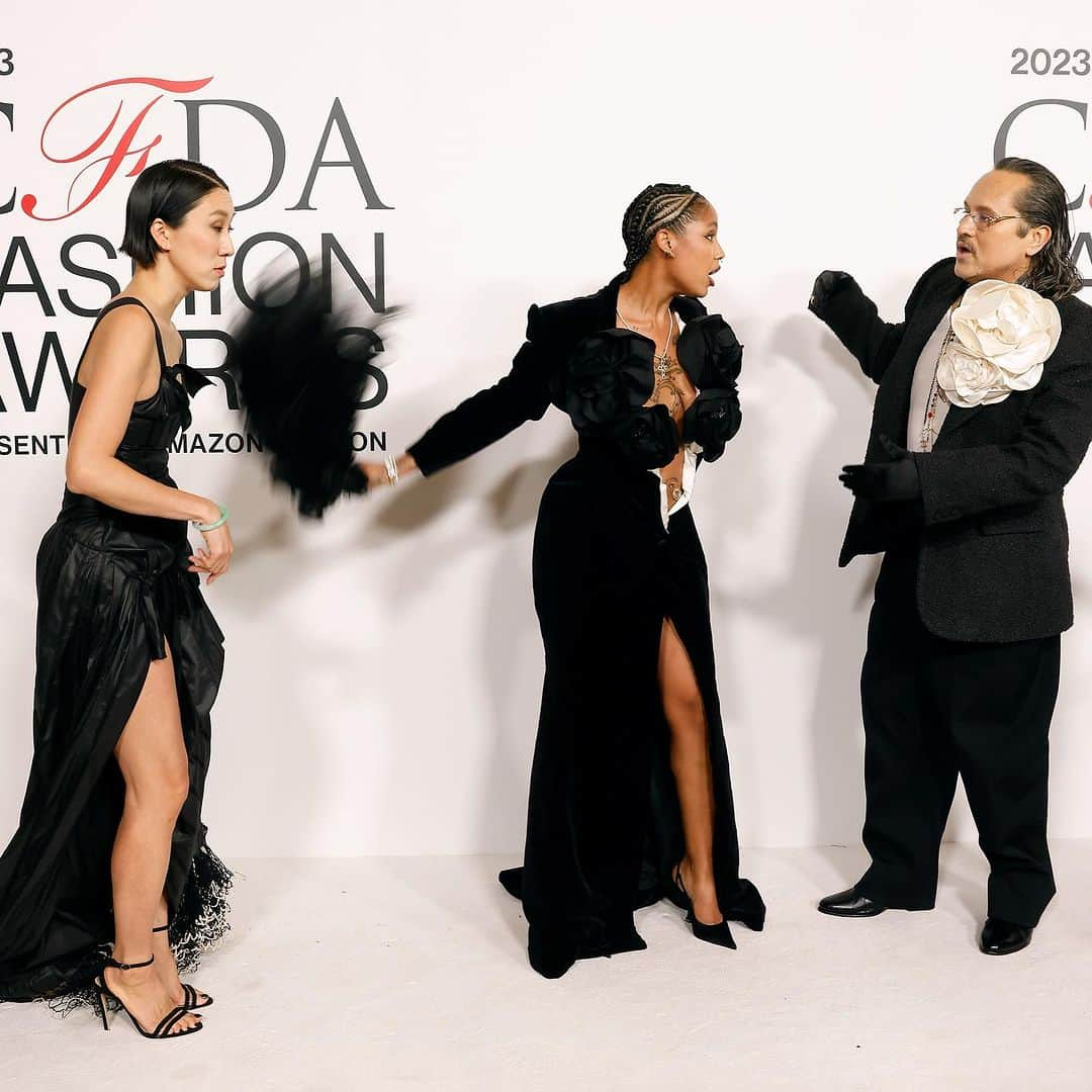 エヴァ・チェンのインスタグラム：「DRAMA @cfda awards!!! @willychavarrianewyork, Tokischa, her wig… and me!! @taylorehill @gettyimages thank you for capturing and thank you @laurynashley for sending 🫶🏼」