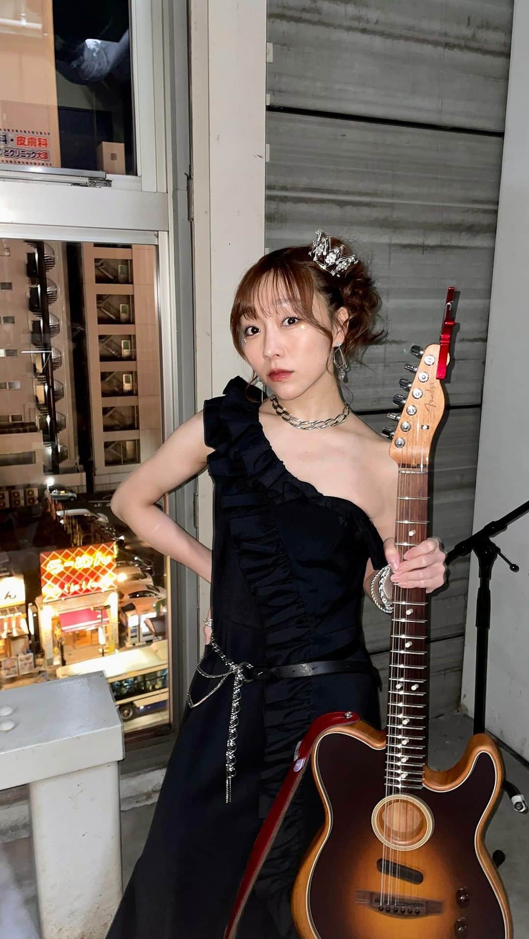 須田亜香里のインスタグラム：「バースデーイベントでカッコつけるの失敗したシーン。 だけど、ファンの皆様の温かさが詰まっててお気に入り(笑) みんないつもありがとうね😂 まだ写真とか動画たくさんあるので載せますねー！ #サーティートゥー #ギター弾き語り」