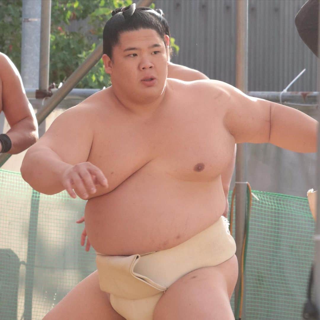 日本相撲協会のインスタグラム：「#木瀬部屋　の稽古です。 この日は、玉ノ井部屋、伊勢ノ海部屋、荒汐部屋から出稽古に。  稽古の様子は、日本相撲協会公式Twitter、公式YouTubeでも紹介予定です。 大相撲九州場所は、11月12日に初日を迎えます。 是非、会場にお越し下さい！  #sumo #相撲 #力士 #大相撲 #お相撲さん #おすもうさん #sumo #japanphoto #sumowrestlers #japanculture #十一月場所　#九州場所　#福岡　#博多　#福岡国際センター #若元春　#若隆景　#東白龍　#志摩ノ海　#英乃海　#宇良　#紫雷　#金峰山　#美ノ海」