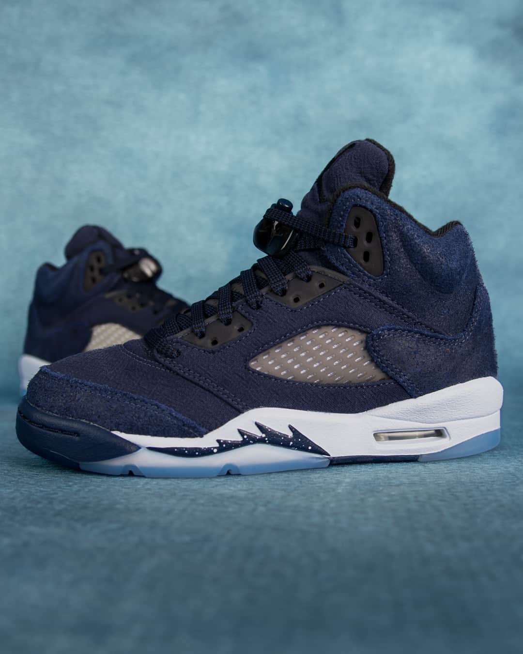 Foot Lockerのインスタグラム：「Blue notes 🔵   The Jordan Retro 5 SE 'Navy' launches 11/10 in men's & kids sizing online.  Reserve your pair now in the Foot Locker app.」