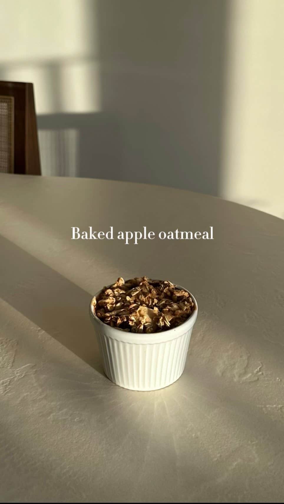 マルチェ・フェルフーフのインスタグラム：「Baked apple oatmeal for breakfast ~ Ingredients: 50 gr Oatmeal 130 ml (plantbased) milk, I use almond milk 1 apple, grated 0.5 tsp cinnamon 0.5 tsp baking powder 2 tbsp raisin handful nuts, I use pecan Coconut oil  Toppings (optional) Greek yoghurt/soft cheese 1 tsp maple syrup ~ Preheat oven to 180 degrees. Grease a small baking dish with coconut oil Crush the nuts  In a large bowl, combine the oats, baking powder, milk, raisins, grated apple, cinnamon, and crushed nuts. Stir to combine Scoop the oat mixture into the greased dish and bake in the oven for 20-25 minutes. Let cool for about 5-10 minutes before serving.  Serve it with a dollop of Greek yoghurt and a drizzle of maple syrup.  ENJOY 🥰」