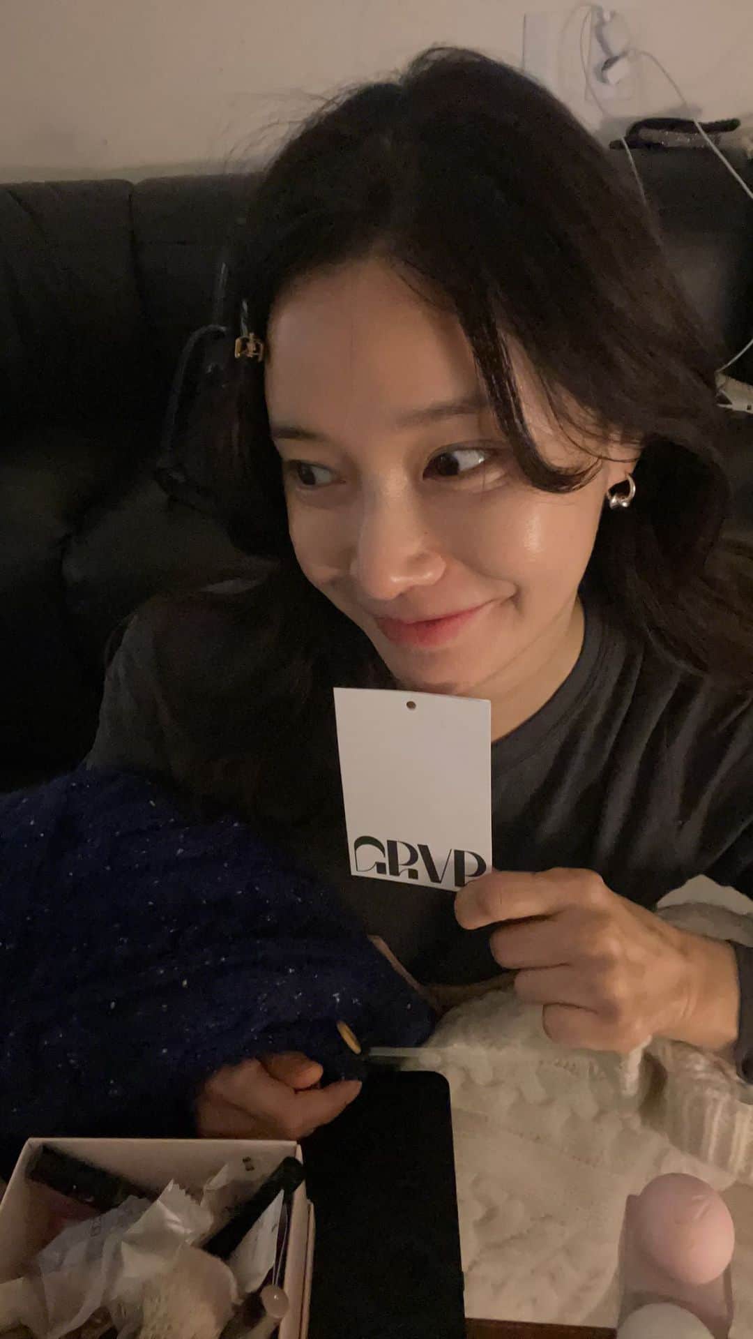 のインスタグラム：「정보 적는중… 1. 헤어핀 주운거(주워서쓰면 잡혀감 신고 하기 없기/ 올리브땡에 판다고 함) 2. 난 오늘 텐세라와 리쥬란을 했지만 일주일 후 후기를 남겨 보아효(이번주 울 칠순잔치인데 신경쫌 썼다리) 평소에 관리는 토닝(가벼운 필링과 잡티 홍조 레이져 인거 같움) 3. 기초 화장품. @luvum_official   평소에 스킨패드-데일리 토너 패드.  에센스-히알루로닉 세럼  오일-리얼 카밍페어 어린시카 오일세럼( 이름 5글짜 안으로 바꿀생각없나 자네…) 크림-내추럴 블랑 히알루로닉 크림 겨울되서 추가로 -슬로우 에이징 피토 콜라겐 크림.  패드랑 세럼 히알루로닉 크림은 원래 쓰던거. 나머진 선물 한달 써보고 남깁니다옹 쿠쿠 고마와요 윰씨 @yoomth  프라이머. 톤업 모두- 매드피치 @madpeach_official_kr  갱미가 선물해줌.  썬크림 코페르 @kopher_official  (공구 오래 했었는데 너무 좋아홍 딴거 못쏘!! 촉촉톤업 되니까 흰옷에 묻지 않게 조심조심!!)  자 오늘 입은 티샤트 나흐나흐 업뎃전 최최신상 차례대로  1. 파랑색 앙고라 그로브 2. 삼종세트(가방 아님 카미임…) @grovestore  3. 밤색 꽈배기 4. 그레이 단추 카디건(리본타이에 업뎃완료. 밤색은 오늘 촬영으로 곧!!) @toogood_official  5. 아이보리 니트 사랑훼 @ribbontie_official  6. 발레 앙고라 니트 @mskn2nd   마지막 립은  처음엔 쓰리씨이- 블러링 리퀴드  스틱어라운드 두번째 덧바른거 - 힌쓰(전체 이름은 죽어도 안보이고 색은 블루미)」