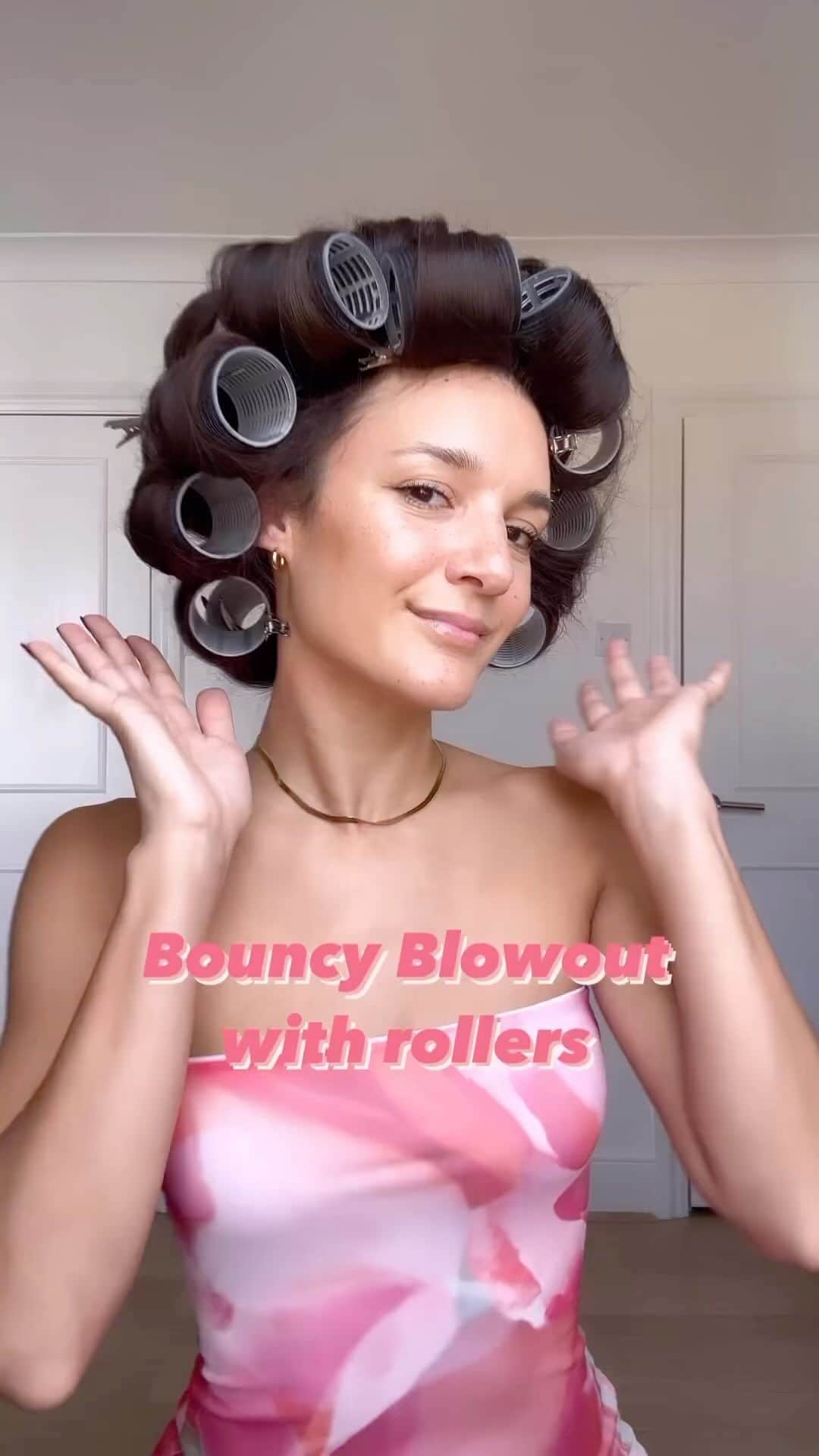 ghd hairのインスタグラム：「@anisasojka did a blowout with platinum+ and rollers so we’re now doing bouncy blowouts with platinum+ and rollers ✍️ 💫  #ghd #ghdhair #ghddreamland #blowouthack #blowoutstyles #blowouttips」