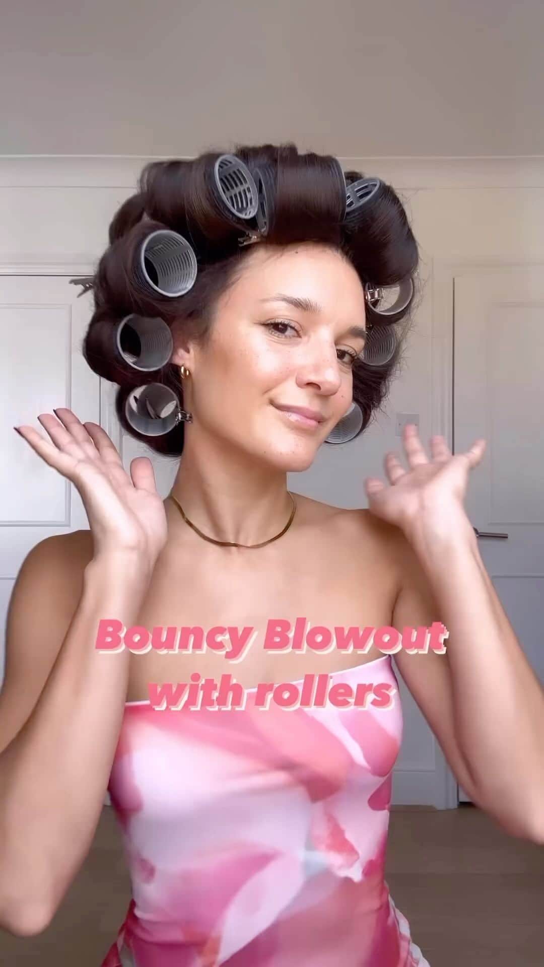 のインスタグラム：「@anisasojka did a blowout with platinum+ and rollers so we’re now doing bouncy blowouts with platinum+ and rollers ✍️ 💫  #ghd #ghdhair #ghddreamland #blowouthack #blowoutstyles #blowouttips」