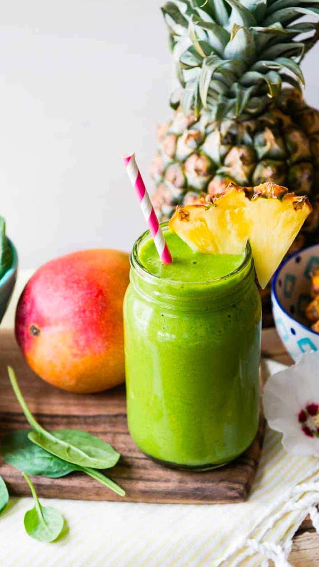 Simple Green Smoothiesのインスタグラム：「Happy day 2 of the green smoothie challenge! I got my kids (and Clare’s bestie) to help me blend this morning. I did this before ☕️ , which is why I forgot to add the banana and I put the oranges in last (you should add them right after the spinach). It was still tasty, but I highly recommend adding the banana. 😂 For the actual recipe, comment RECIPE and I’ll send you the blog post link in a DM. . #smoothies #smoothierecipes #plantbaseddiet #healthybreakfast #vegan #recipes #healthydiet #veganrecipes #greensmoothie #greensmoothiechallenge #namawellness」