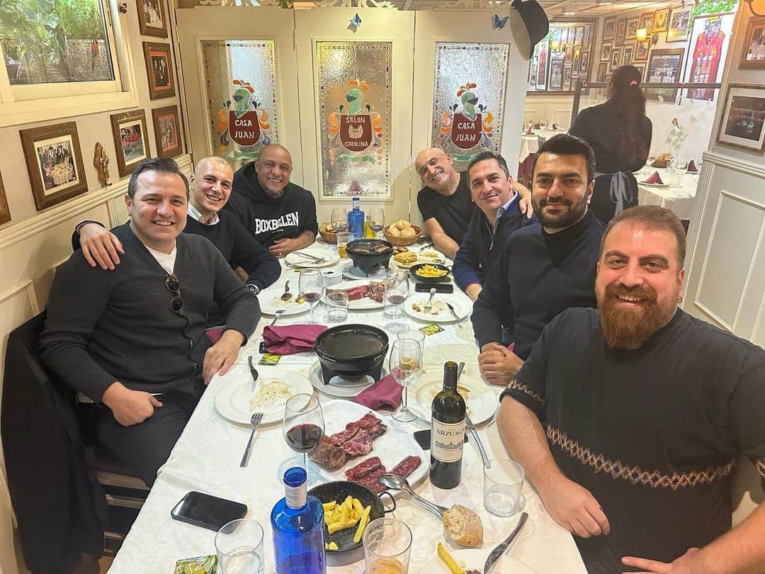 ロベルト・カルロス・ダ・シウバのインスタグラム：「Lunch with family」