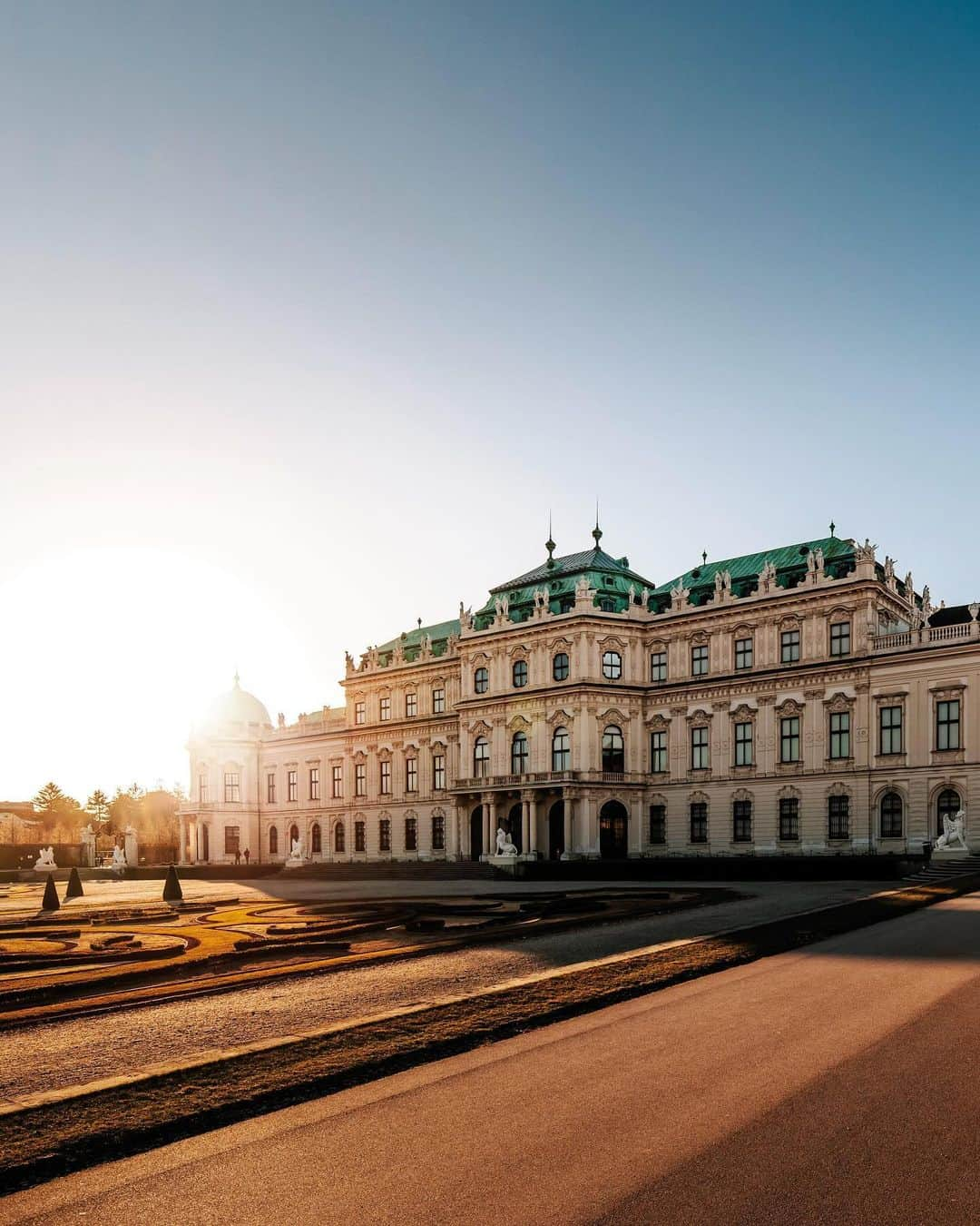 Wien | Viennaさんのインスタグラム写真 - (Wien | ViennaInstagram)「The best of golden hour in autumn!🍂❤️ #viennanow  #vienna #wien #austria #feelaustria #november #goldenleaves #goldenhour #travelphotography #travel #europe_vacations #eurotrip #viennagram」11月8日 0時35分 - viennatouristboard