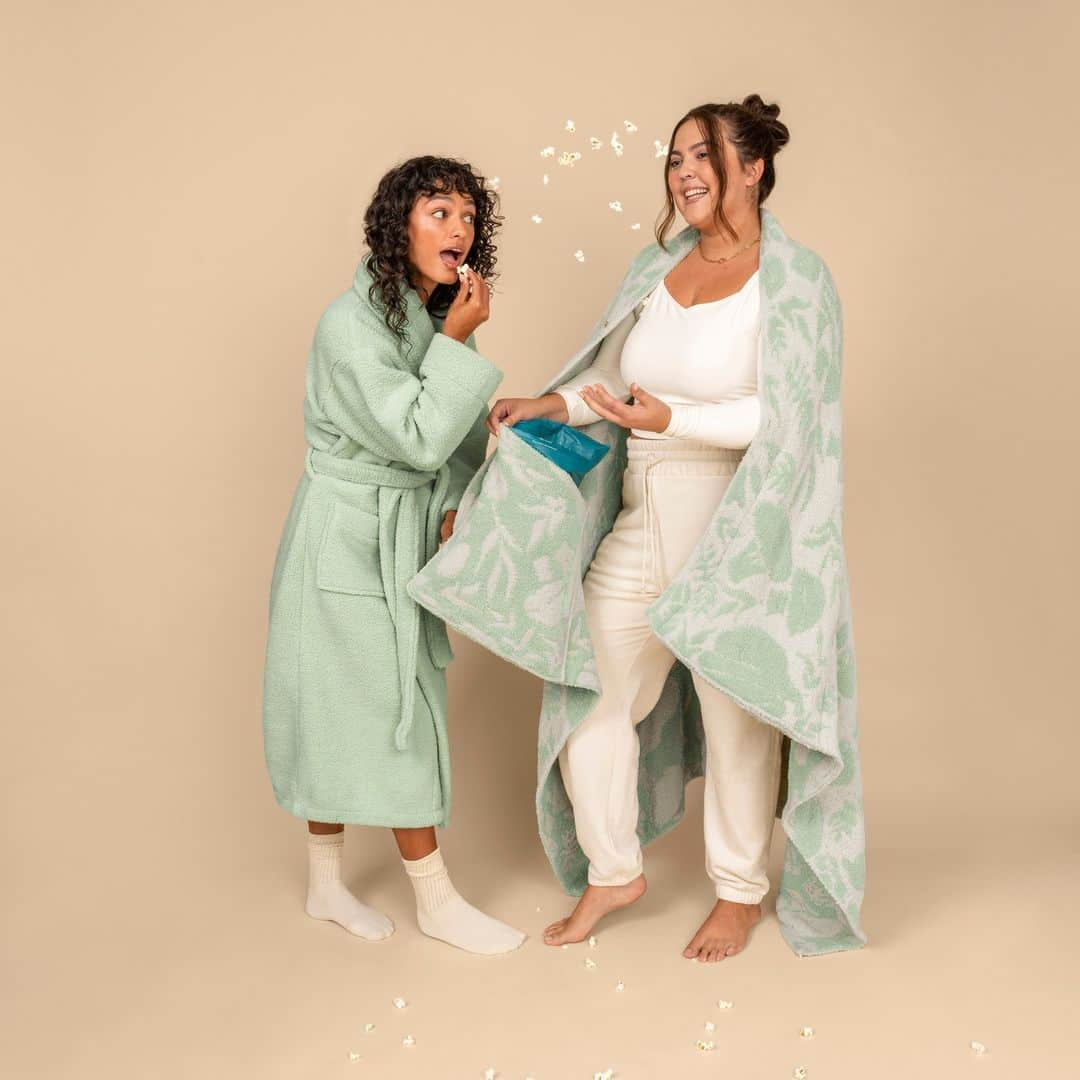 クリッシー・テイゲンのインスタグラム：「They’re here! They’re in! Just say the word and we’ll send ‘em your way. Our much-adored Snacking Blanket (with, yep, sneaky little pockets for snacks!) and our classic, ultra-cozy Teddy Robe – both in our Pistachio Gelato. Your soon-to-be weekend uniform. Sellout alert: these go ⚡️fast! Quick – add to cart!」