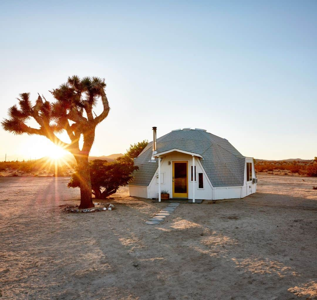 Airbnbのインスタグラム：「Escape, re-energize, and connect with nature.  🏡 Dome in the Desert 📍 Joshua Tree, California, USA」