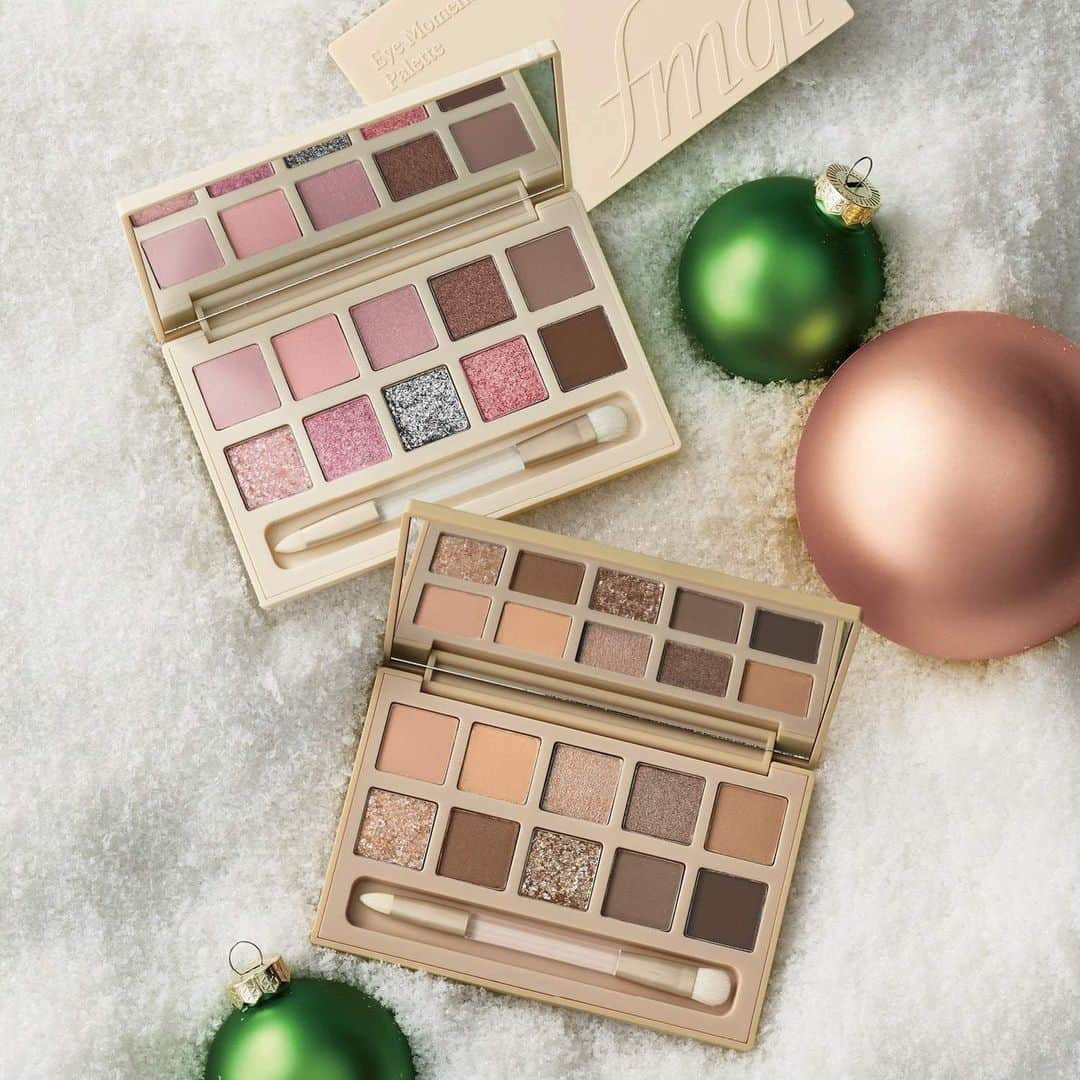 エイボンのインスタグラム：「Celebrate the holidays, with a little sparkle! ✨   ✨ Discover the endless looks with the limited edition fmgt Eye Moments Palette in shades Beginning (pink tones) and New Classic (brown tones).   #eyeshadow #avoninsider #holidayeyeshadow」