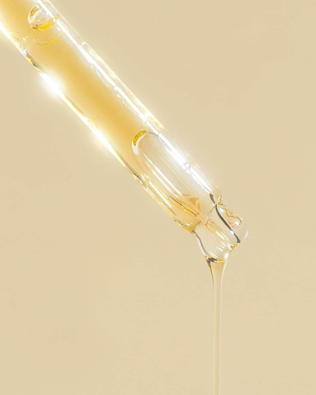 KORA Organicsのインスタグラム：「Glowing through the holidays with our Noni Glow Face Oil—a nourishing blanket of hydration that visibly moisturizes, brightens + smooths dull, dry skin ✨  🌱 Lightweight 🌱 Fast-absorbing without a greasy feel 🌱 Perfect for all skin types」