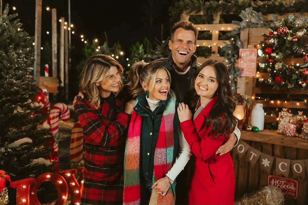 キャンディス・キャメロン・ブレのインスタグラム：「Always smiling with this bunch ❤️ #greatamericanfamily」