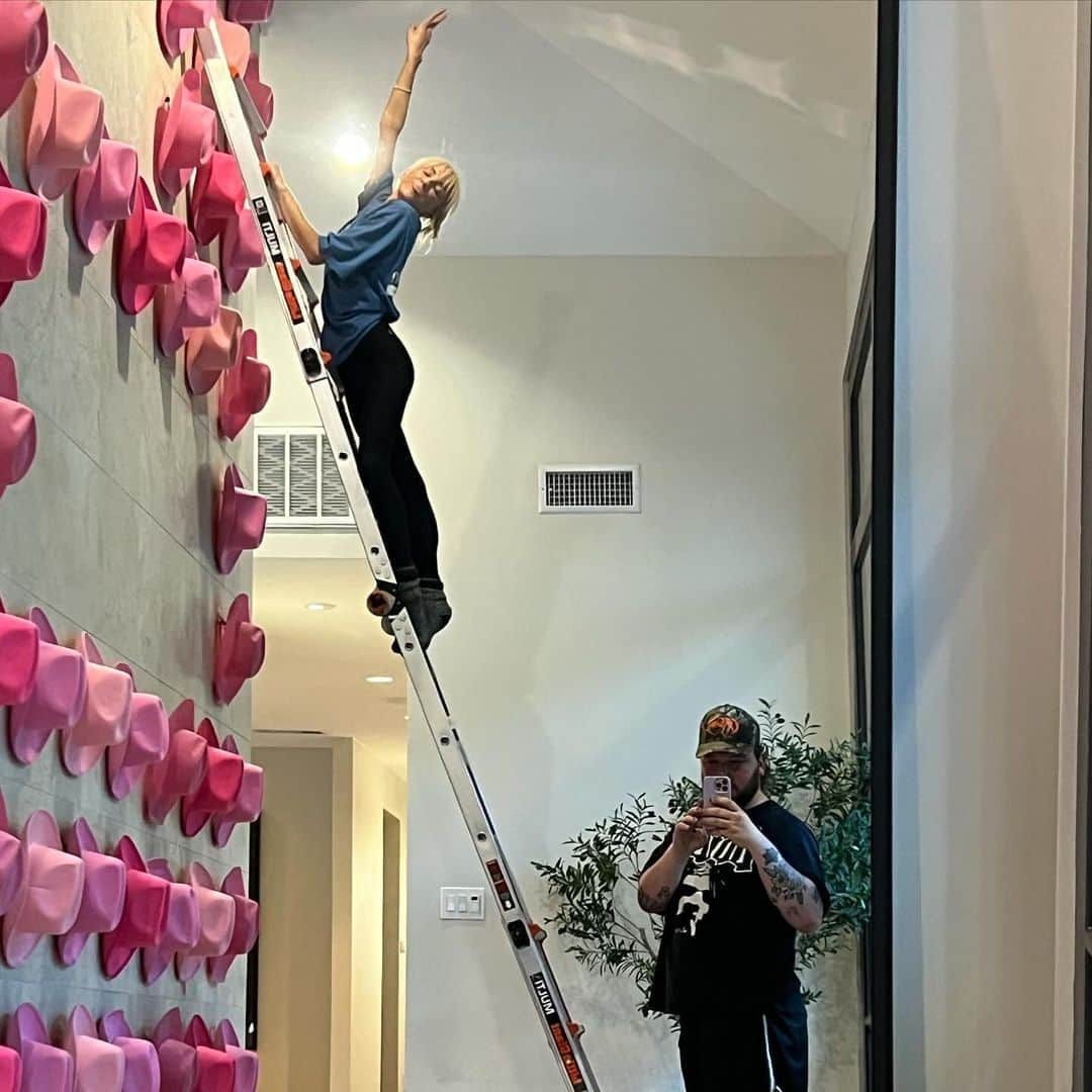 ナスティア・リューキンさんのインスタグラム写真 - (ナスティア・リューキンInstagram)「a little bit of this and that. ft the process of the now infamous pink hat wall 🤠」11月8日 0時34分 - nastialiukin