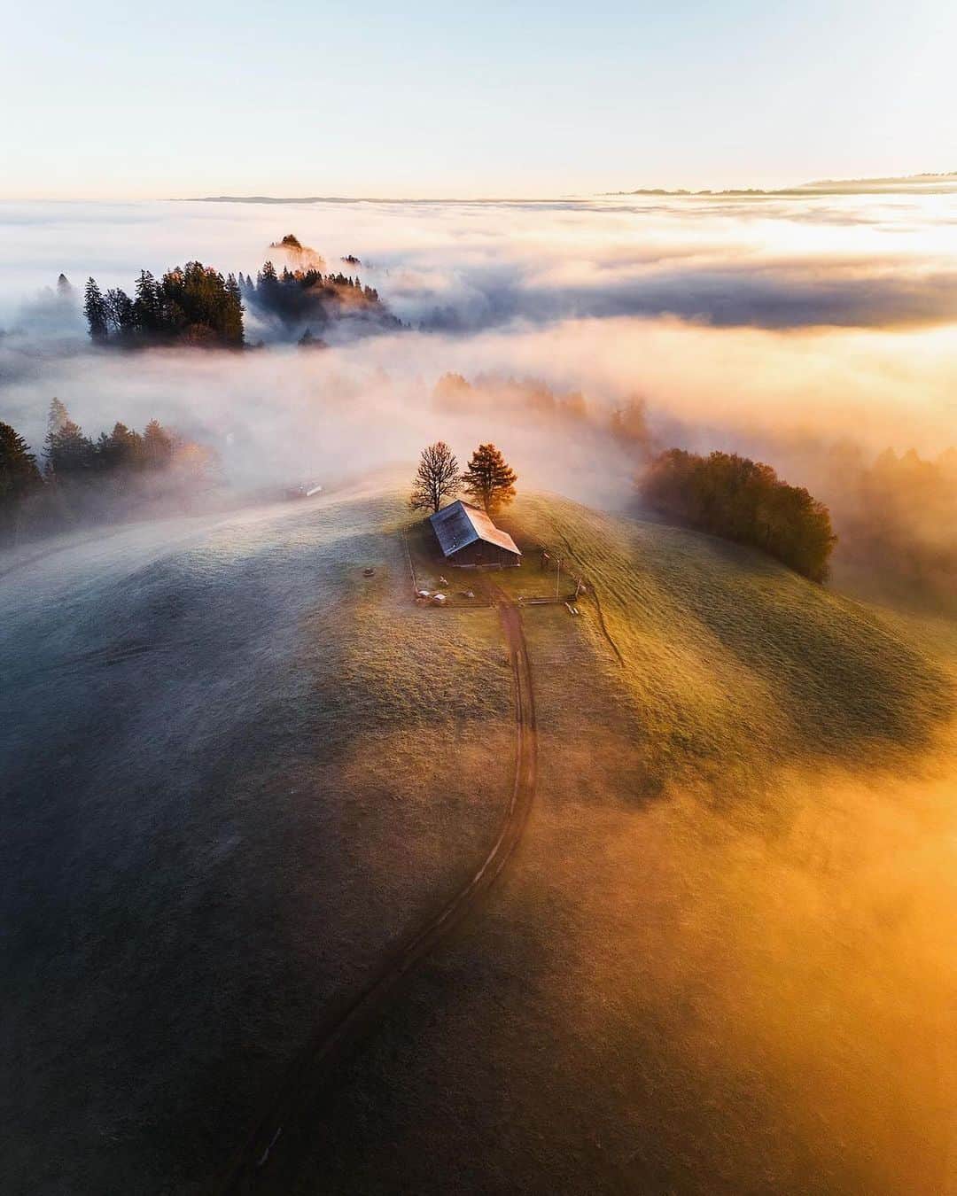 Discover Earthのインスタグラム：「Exploring the fascinating contrasts of Germany 🍁🍂  📍 Germany  🇩🇪 #DiscoverGermany with @daniel_weissenhorn」