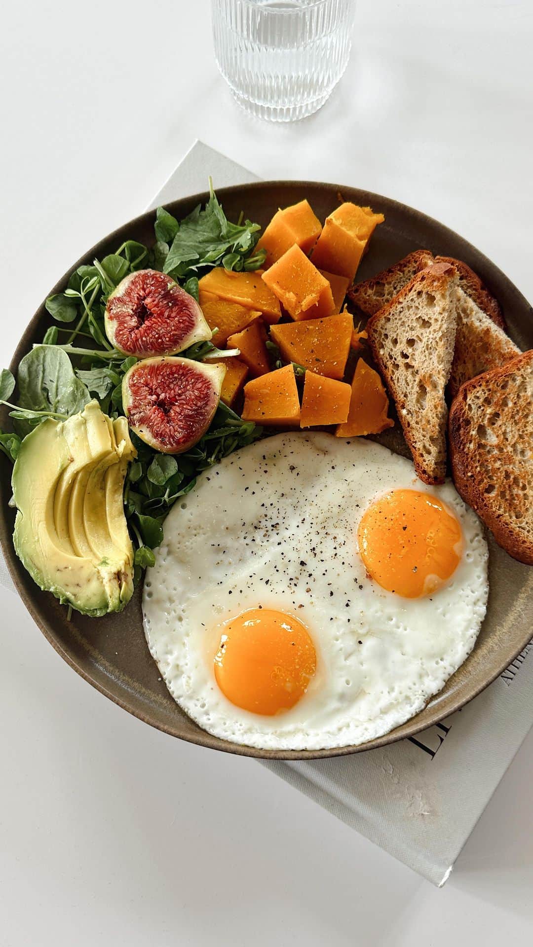 サンヌ・ヴロートのインスタグラム：「Healthy Fall Breakfast Ideas! I absolutely love comforting fall recipes that contain squashes, spices, and cinnamon. Squash is such an amazingly versatile ingredient that you can use in savory and sweet breakfast dishes.  It can helps balance your blood sugar levels.   During my trip to Japan, squash was served daily with the Japanese breakfast, and it was so good.   You can find all of these recipes on the @soulsyncbody app, including step-by-step video tutorials, ingredients, macro nutrients, and health benefits!  🍂 Chai Persimmon Oatmeal w/ coconut whip 🍂 GF Pumpkin Pancakes 🍂 Fall Breakfast Plate with acorn squash, figs, eggs & GF toast  Also some exciting news, can you guess what new recipes we are launching on Friday?  @soulsyncbody」