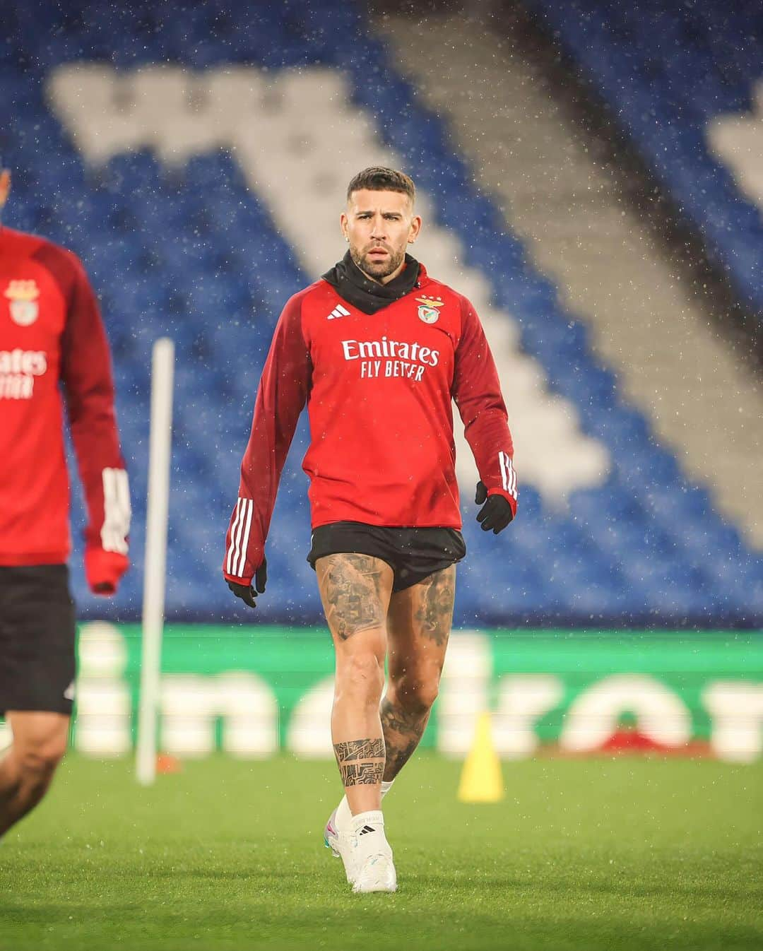 ニコラス・オタメンディのインスタグラム：「Convicción, ilusión, Ambición🫡   #SLBenfica 🦅#UCL ⚽️」