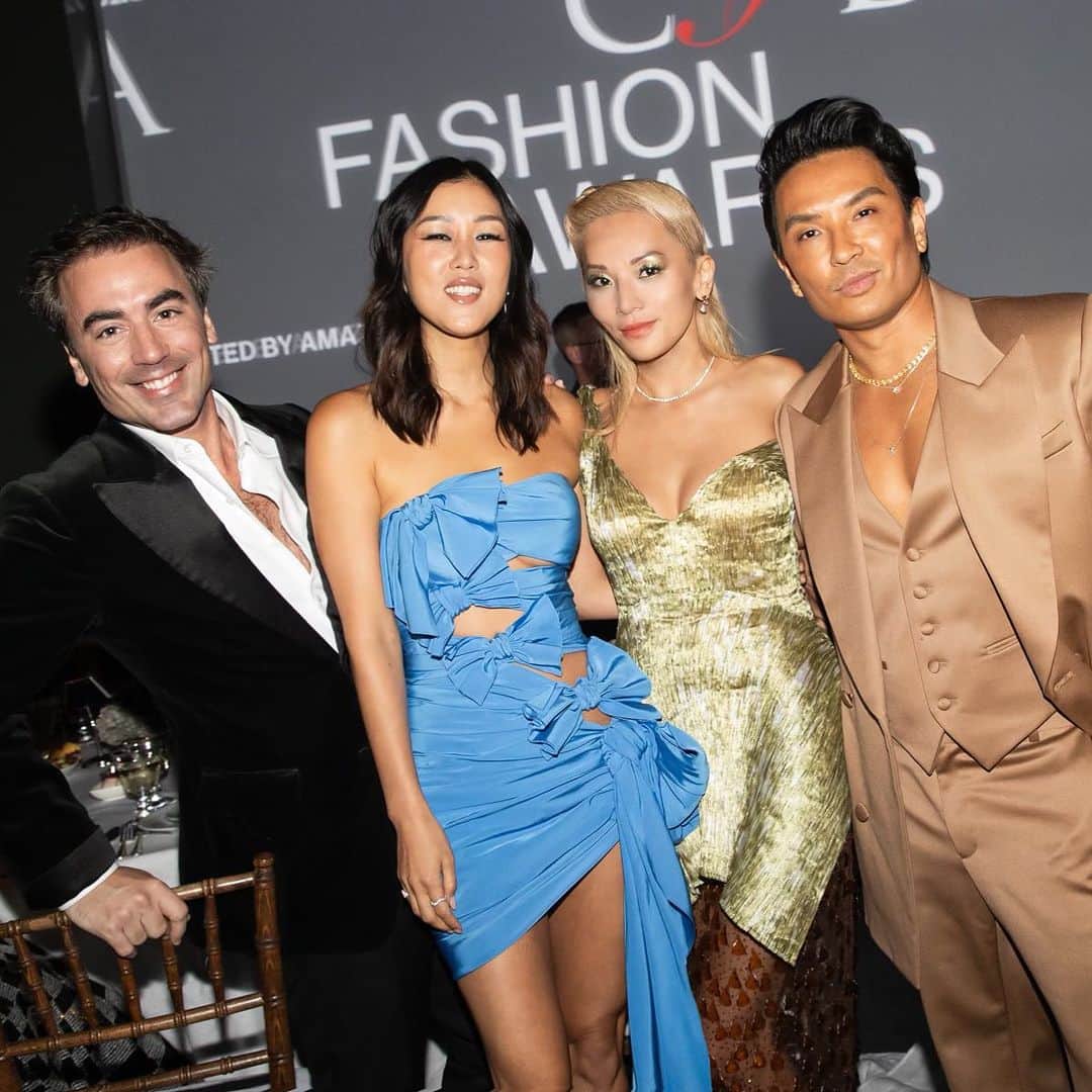 オスカーデラレンタのインスタグラム：「Fun with friends. Co-Creative Directors @tokibunbun and @fernandogarciam1205 attend the #CFDAAwards. @tokibunbun wears the #odlrspring2024 cerulean blue bow cocktail dress.#odlrredcarpet」