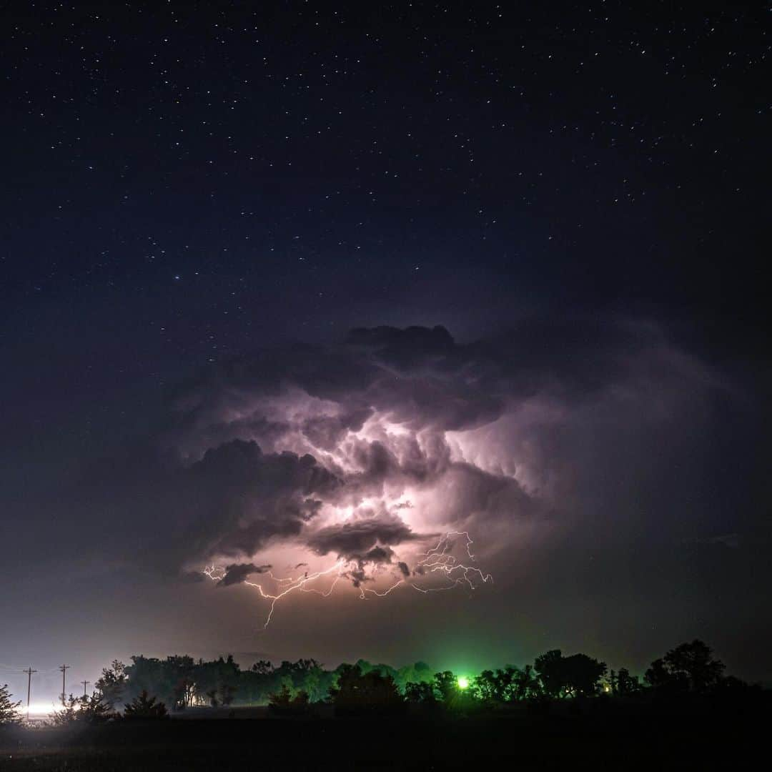 Keith Ladzinskiさんのインスタグラム写真 - (Keith LadzinskiInstagram)「A supercell formation, floating into the distance and revealing the starry skies above, somewhere in Nebraska.」11月8日 0時45分 - ladzinski