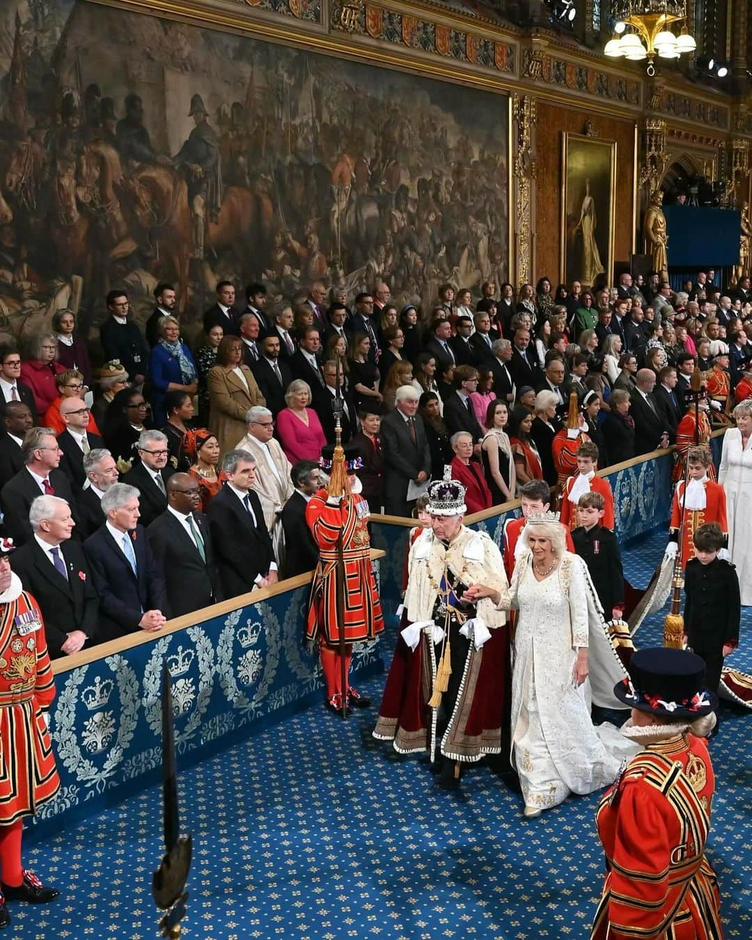 ロイヤル・ファミリーさんのインスタグラム写真 - (ロイヤル・ファミリーInstagram)「At The King’s first State Opening of Parliament as Sovereign earlier today, Their Majesties travelled to Buckingham Palace in the Diamond Jubilee State Coach.  Having arrived at the Sovereign’s Entrance at the Palace of Westminster, The King and Queen put on the Robes of State in the Royal Robing Room.  The King wore the Imperial State Crown, which His Majesty previously wore at his Coronation in May. The Queen wore the George IV State Diadem, often worn by Her late Majesty Queen Elizabeth II.  In the Chamber, The King read the speech, written by the Government, which sets out upcoming legislation and planned state visits.」11月8日 0時44分 - theroyalfamily