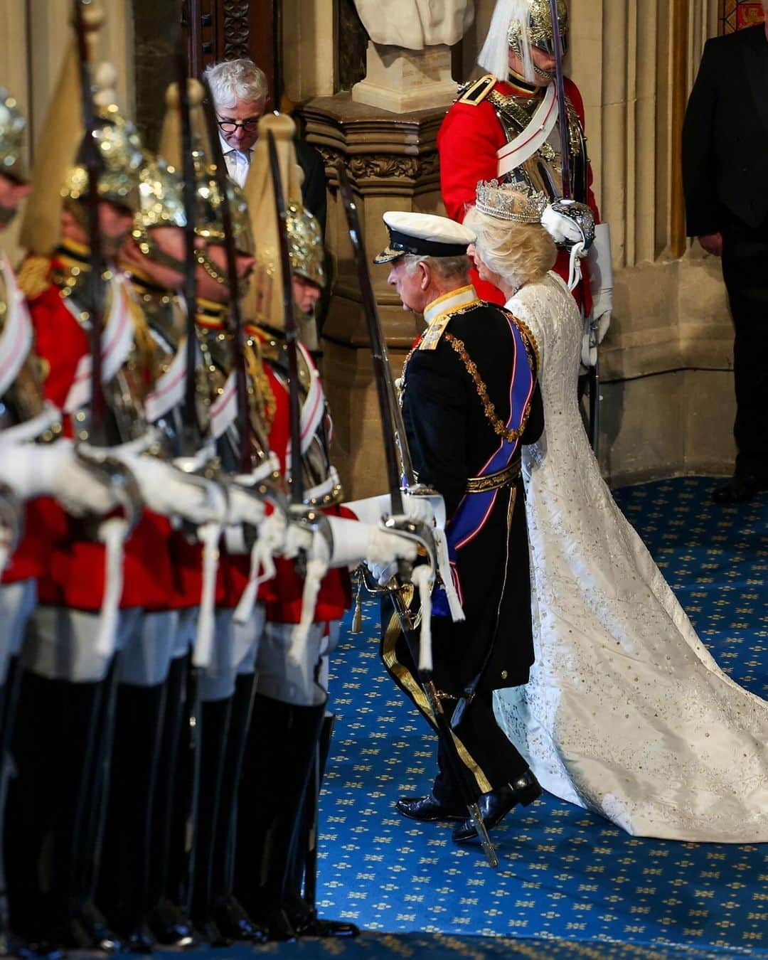 ロイヤル・ファミリーさんのインスタグラム写真 - (ロイヤル・ファミリーInstagram)「At The King’s first State Opening of Parliament as Sovereign earlier today, Their Majesties travelled to Buckingham Palace in the Diamond Jubilee State Coach.  Having arrived at the Sovereign’s Entrance at the Palace of Westminster, The King and Queen put on the Robes of State in the Royal Robing Room.  The King wore the Imperial State Crown, which His Majesty previously wore at his Coronation in May. The Queen wore the George IV State Diadem, often worn by Her late Majesty Queen Elizabeth II.  In the Chamber, The King read the speech, written by the Government, which sets out upcoming legislation and planned state visits.」11月8日 0時44分 - theroyalfamily