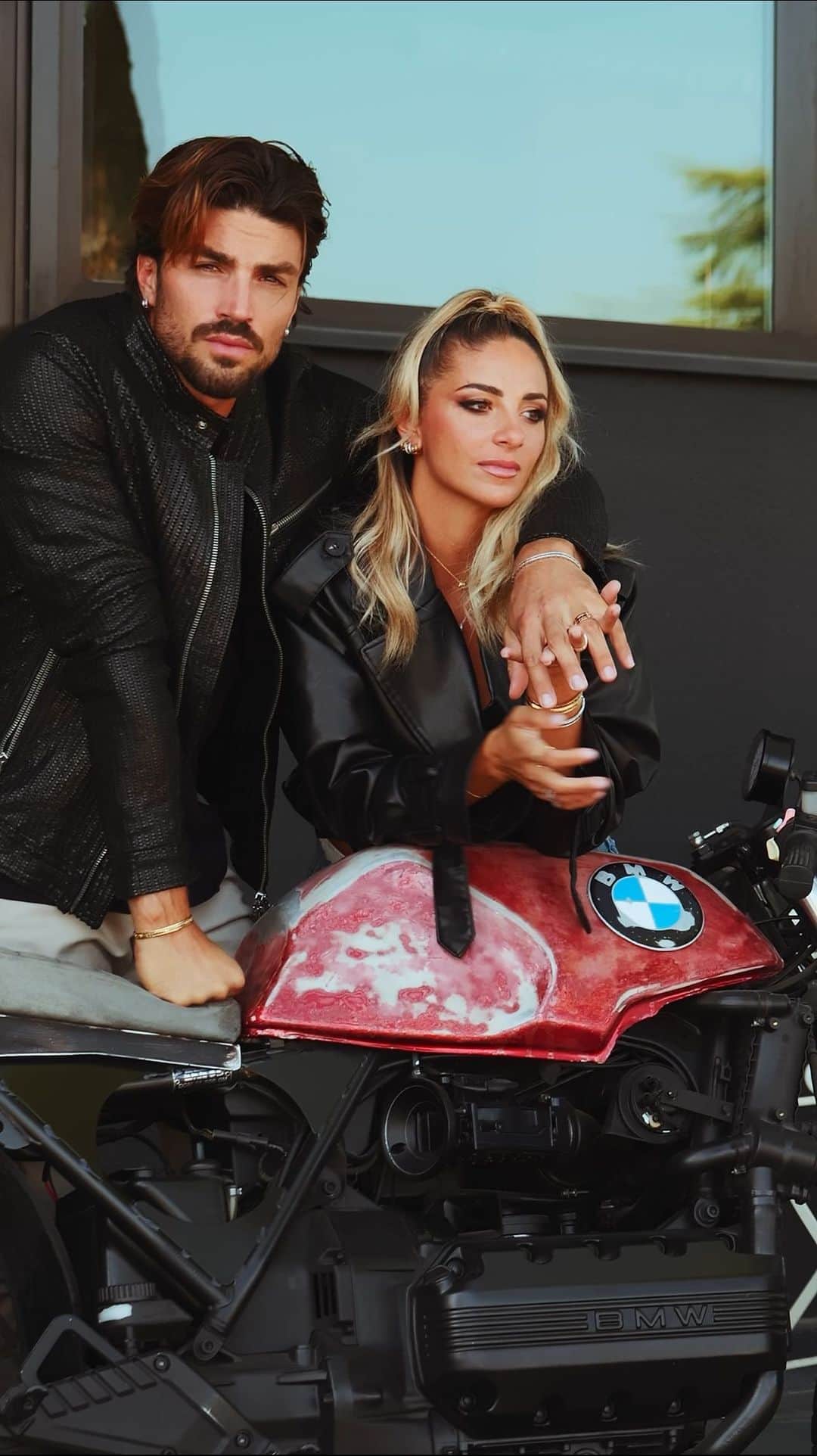 Mariano Di Vaioのインスタグラム：「I’m going to be on the move all this week, but i’ll call you @eleonorabrunaccidivaio when i’ll get home - Thank you @damianiofficial for this journey #damianibelleepoquereel #damiani ad」