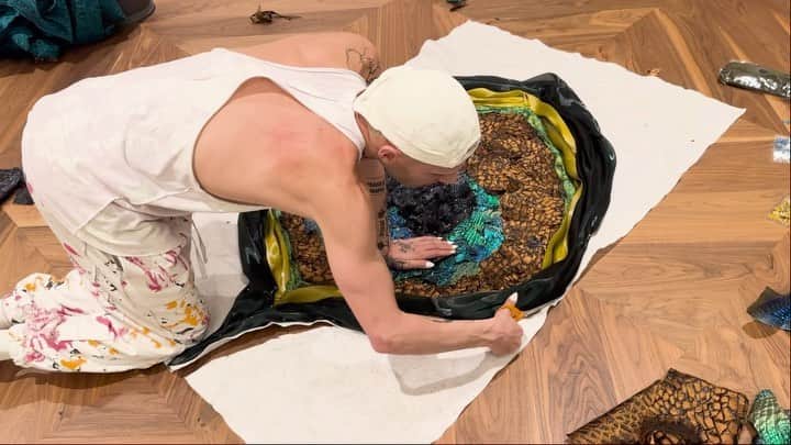 ハイディ・クルムのインスタグラム：「Thank you @yannikzamboni for my last-minute after party look 🙏✂️🧵🦚😘 #HeidiHalloween2023」
