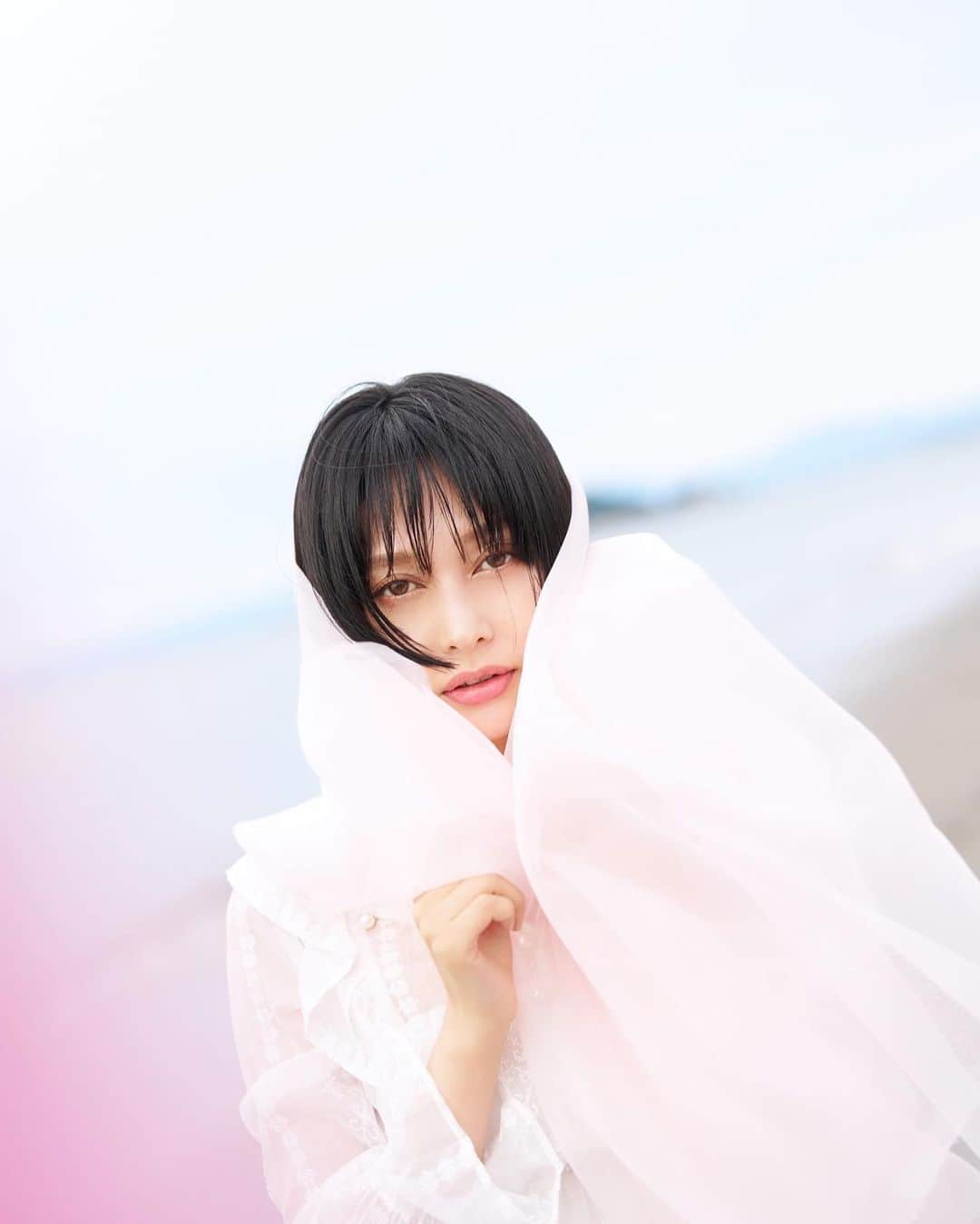 佐藤乃莉のインスタグラム：「天女は振り向くことなく、 遠く、高く、高く飛んでいきました…。  飛べたらいいなぁ…🌸  Photographer: @emilykaiho  @emilykaiho_photography   Hair&Makeup: @_tomomi_nakamura   #shooting#pic#photo#photography」