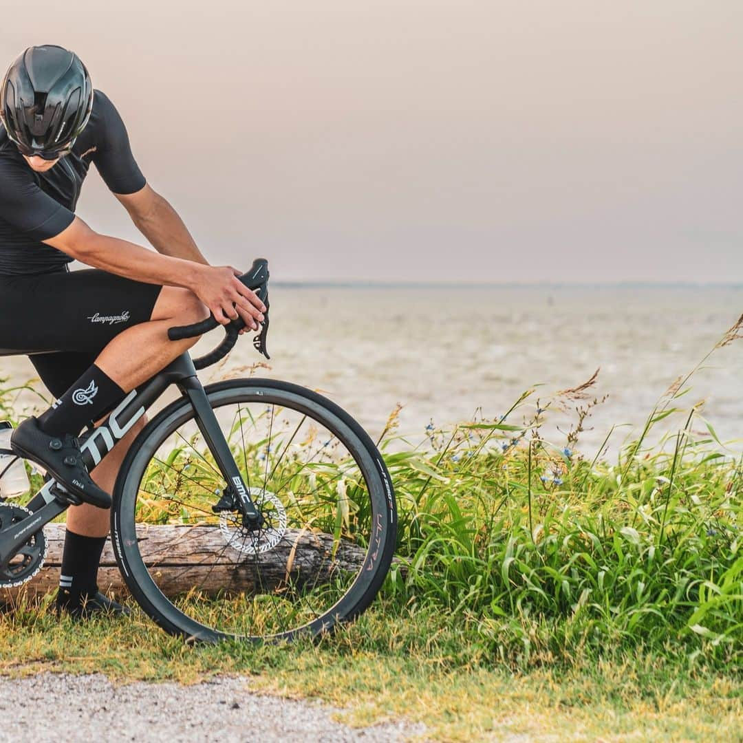 カンパニョーロさんのインスタグラム写真 - (カンパニョーロInstagram)「Our commitment to extensive research and meticulous real-world testing ensures our wireless shifting components are a technological step forward. Premium design with zero shortcuts taken.   Shift into the new dimension of performance with our Super Record Wireless groupset.   #Campagnolo #SuperRecordWireless #ShiftYourDimension」11月8日 0時49分 - campagnolosrl