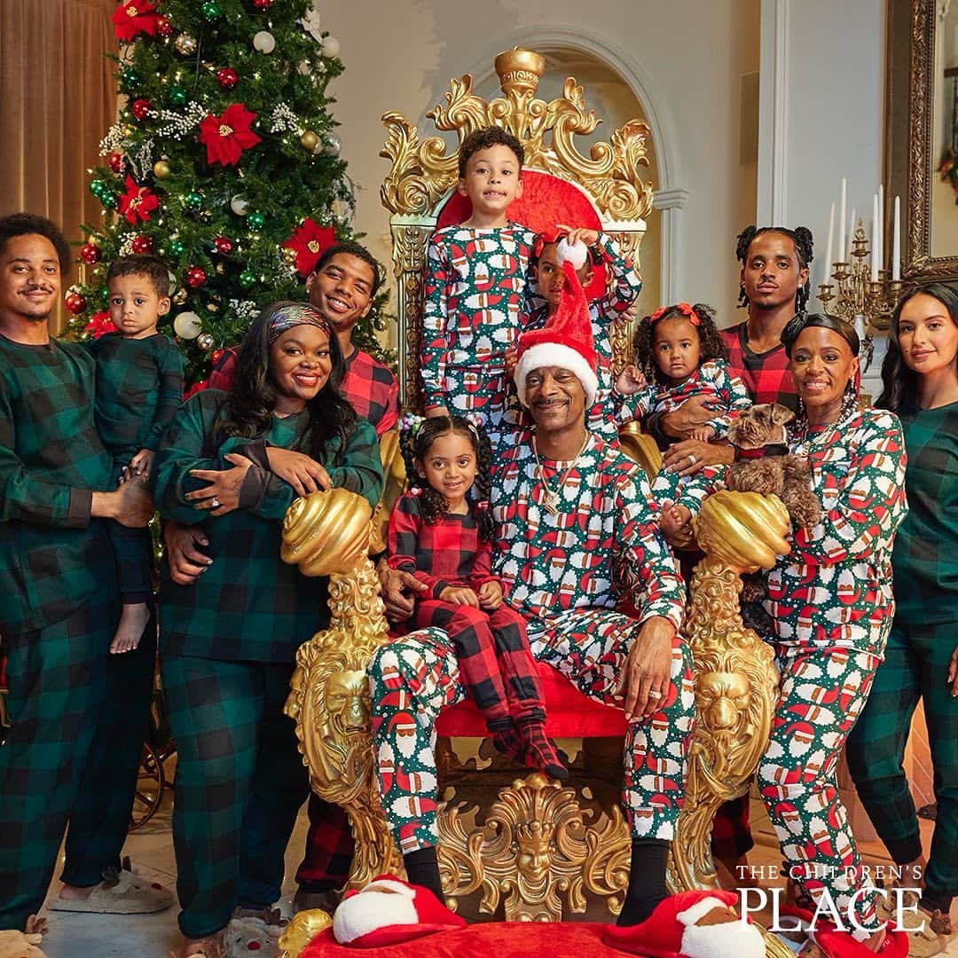 スヌープ・ドッグのインスタグラム：「Just dropped. festive fits from the @childrensplace for the whole crew (dawgs included ®). stay fly and get yo holiday get up at the link in my bio. #ad」