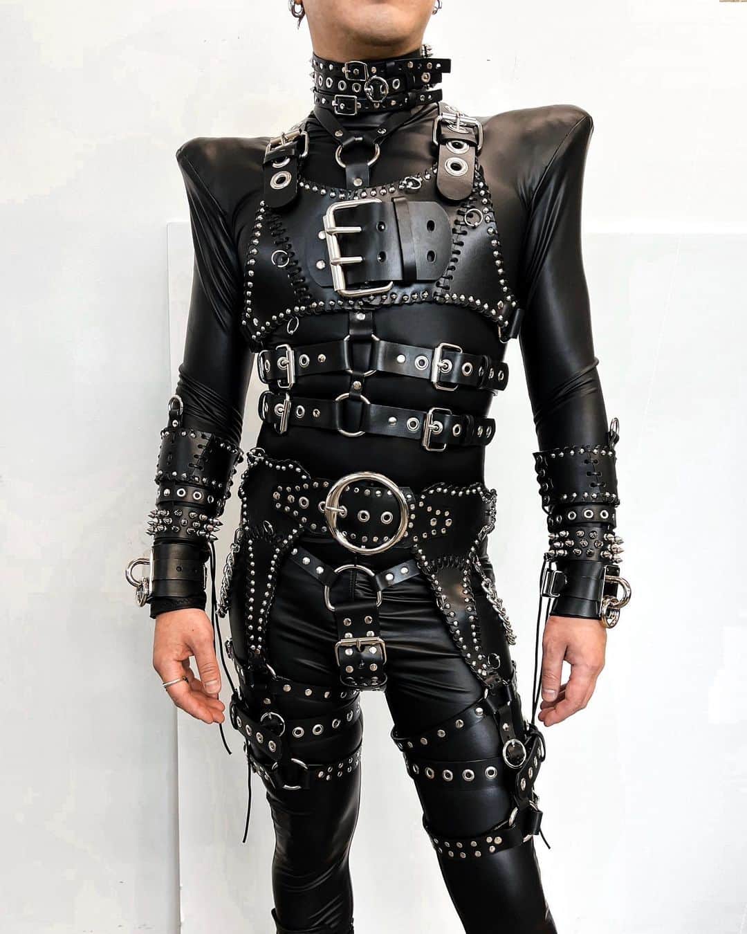 ZANA BAYNEのインスタグラム：「Details on details. Every single strap individually embellished to bring @anthonyhnguyenmakeup ‘s custom ensemble to life ⛓️   From head to toe, Anthony wears customized versions of:  - Eve Strap Choker (should we bring this back?) - Francesca Harness - Gunther Harness Vest - Choker Cuffs (2.5”) - Harlow Garter Belt - Alex Thong」