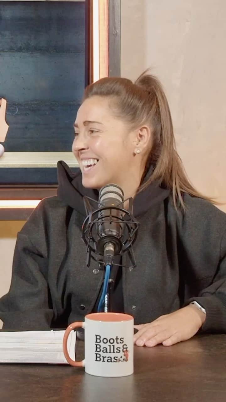 ファラ・ウィリアムズのインスタグラム：「“There’s no bigger job than the US National women’s team”  @fara44 & @esp__18 are back for another episode, discussing @emmahayes1 Chelsea departure, WSL weekend action & much more ⚽️  You can now watch on FIVE YouTube & on Spotify link in bio🎧  #bbbpod #emmahayes #womensfootball #wsl #football #spotify #chelseawomen #cfcwomen #lionesses #womensfootballpodcast #afc #mufc #mufcwomen #manutdwomen」